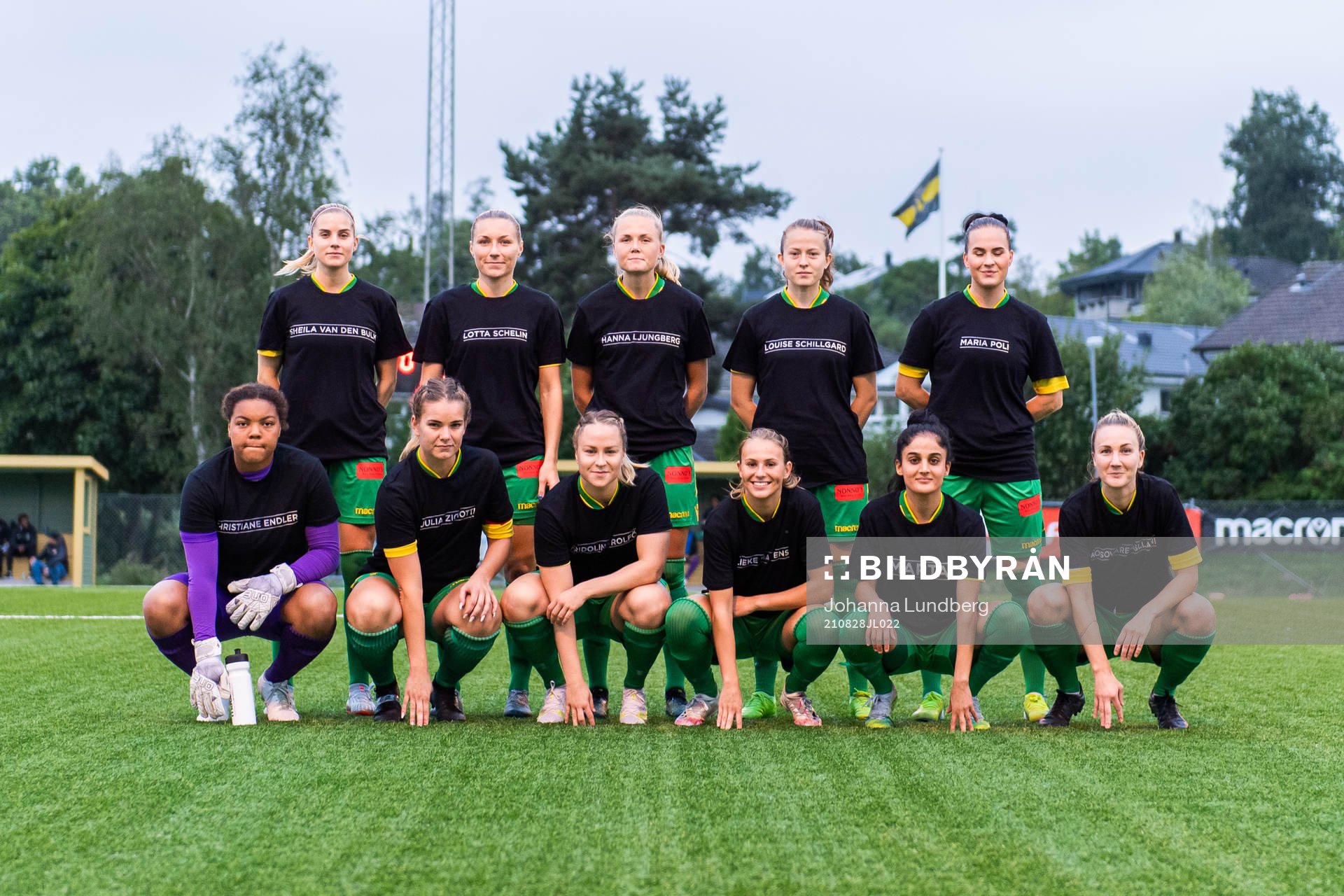 Bollstanäs startelva i specialdesignade t-shirts