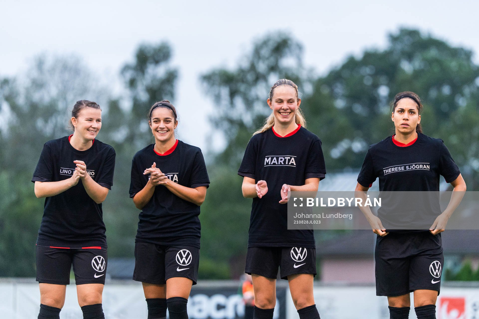 Brommapojkarnas spelare i specialdesignade t-shirts