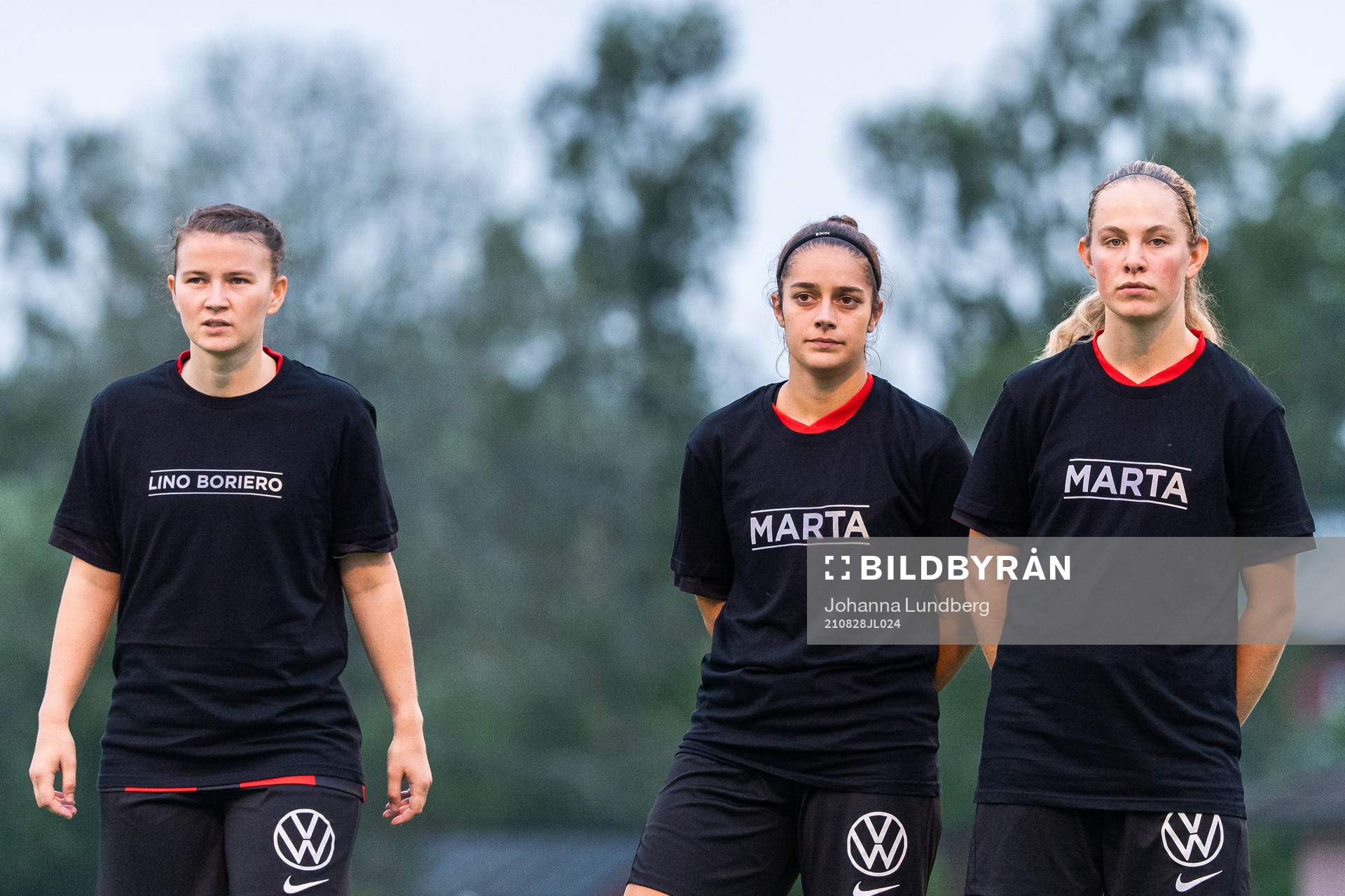 Brommapojkarnas spelare i specialdesignade t-shirts