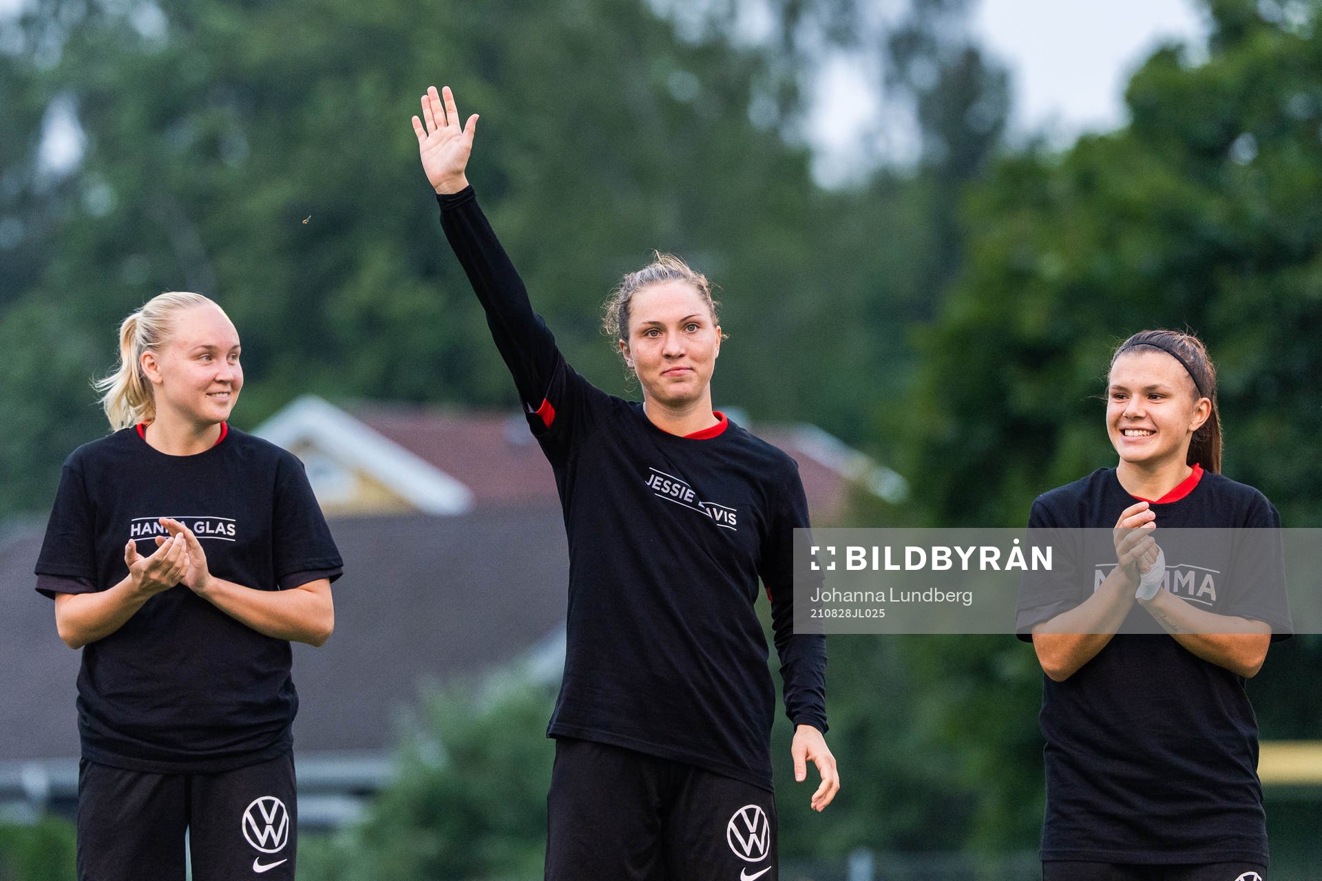 Brommapojkarnas spelare i specialdesignade t-shirts