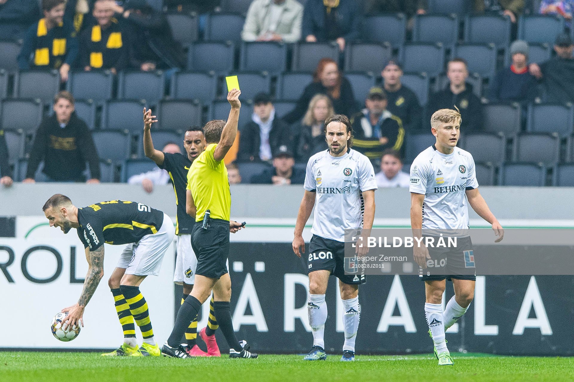 Örebros Kevin Walker varnas av domare Andreas Ekberg