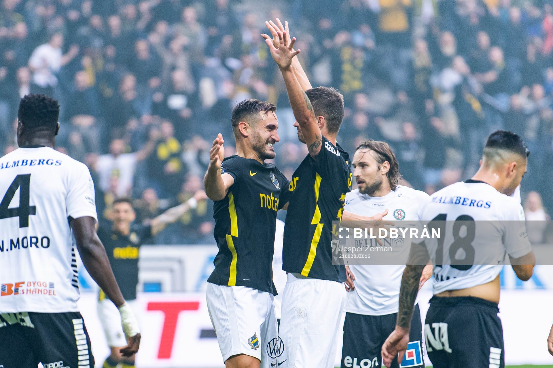 s Sotirios Papagiannopoulos jublar med Mikael Lustig