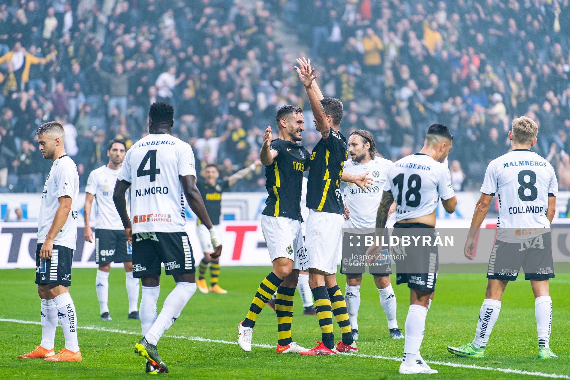 s Sotirios Papagiannopoulos jublar med Mikael Lustig