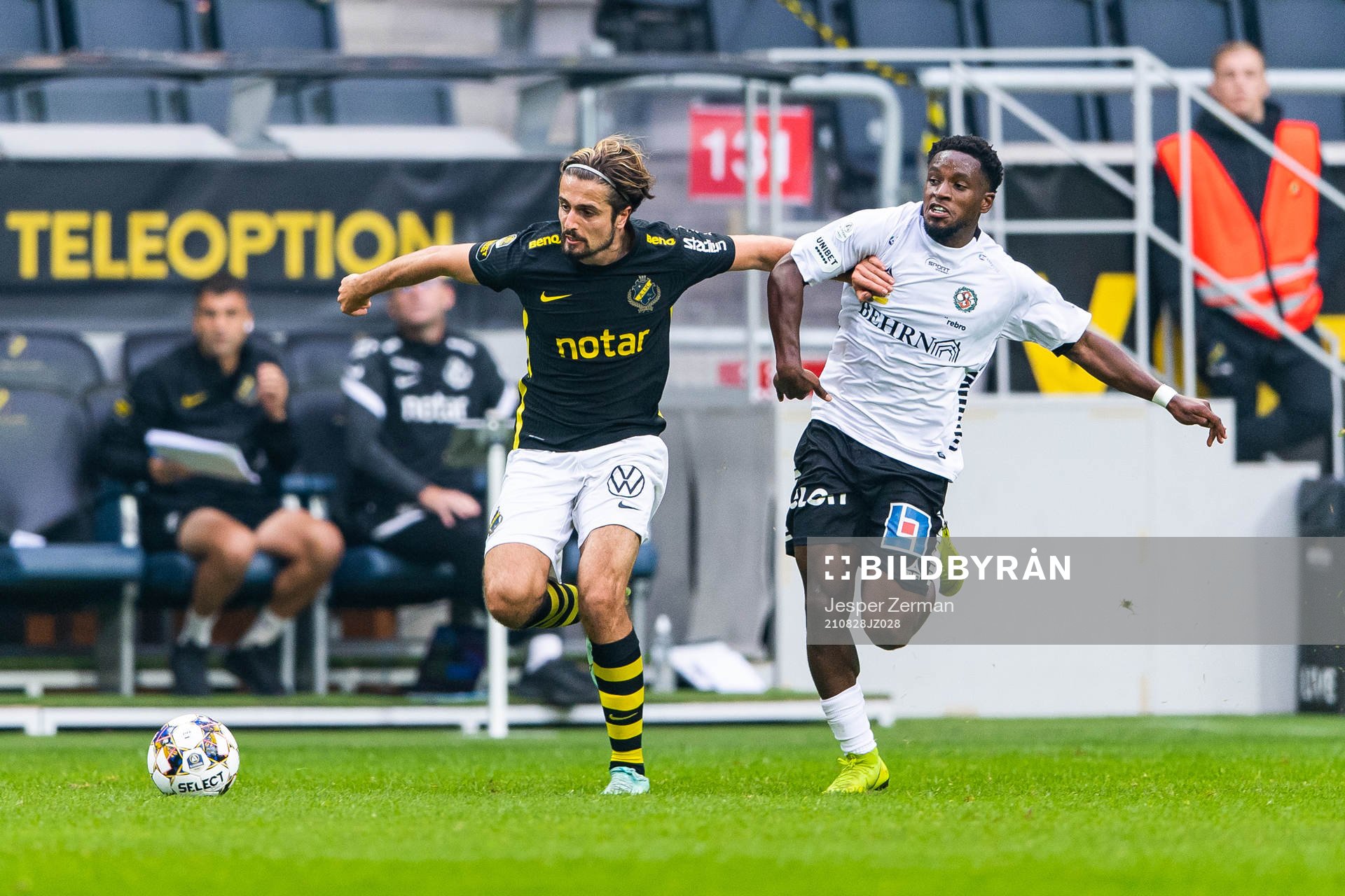 s Zack Elbouzedi och Örebros Kevin Wright