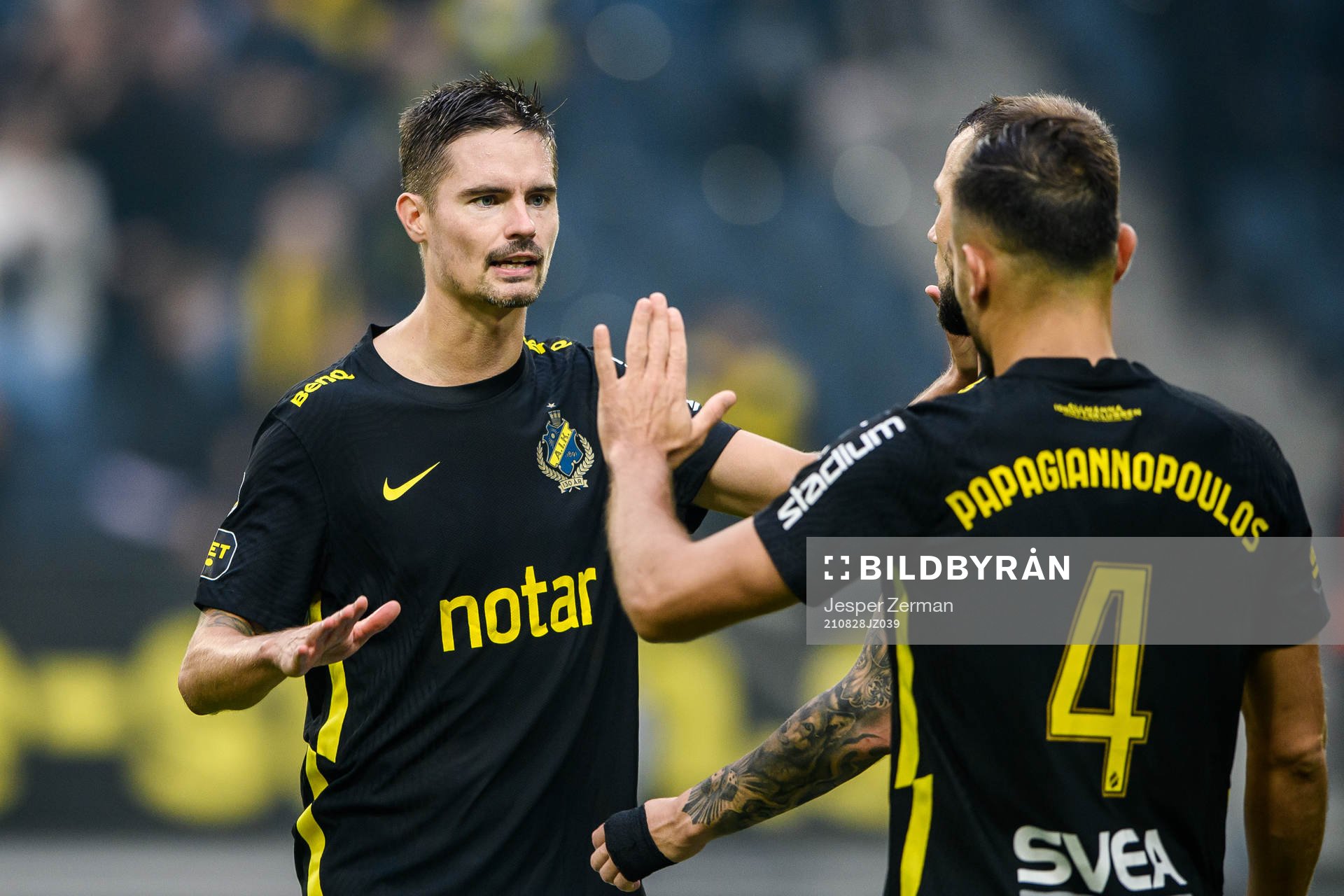 s Mikael Lustig och Sotirios Papagiannopoulos jublar