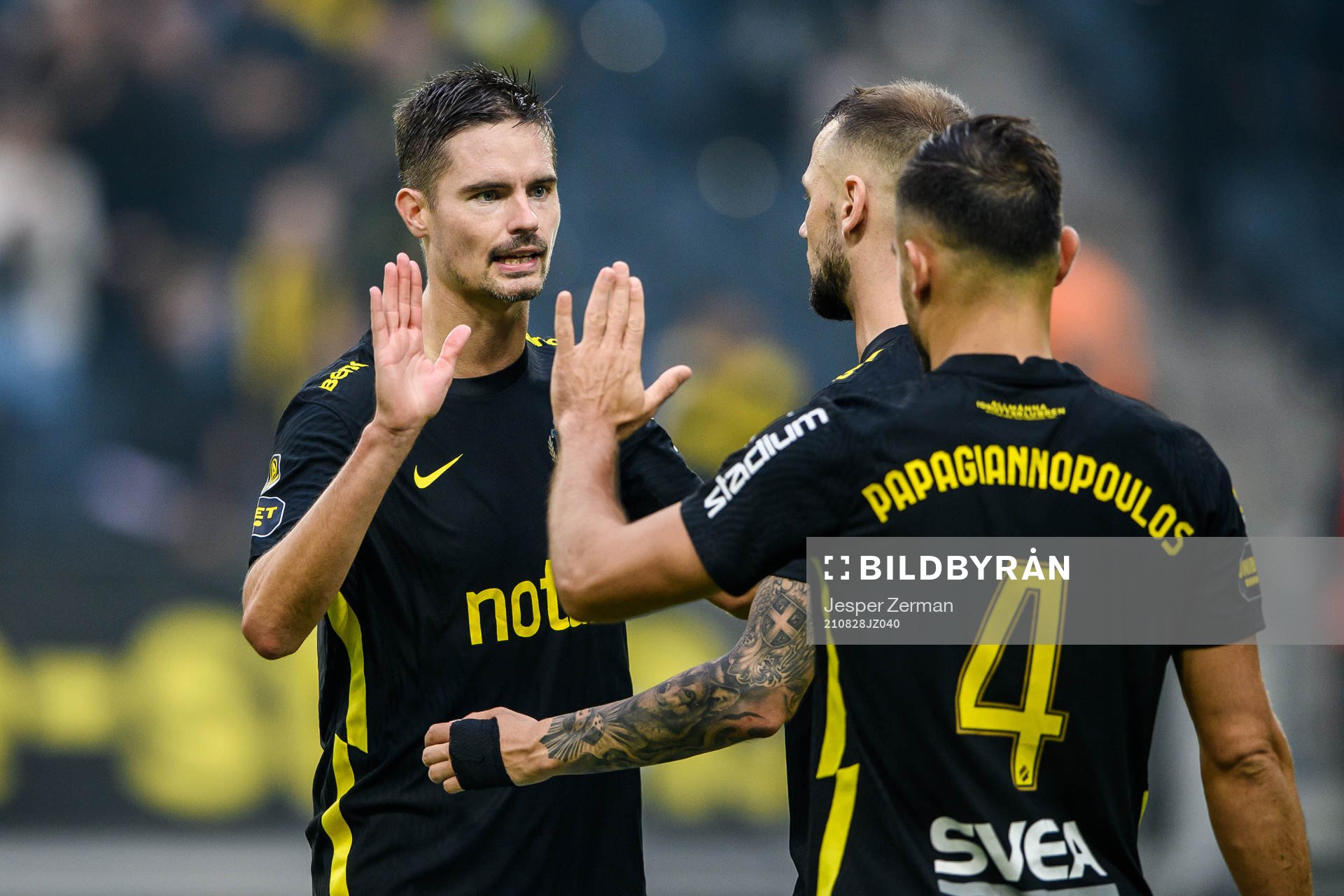 s Mikael Lustig och Sotirios Papagiannopoulos jublar