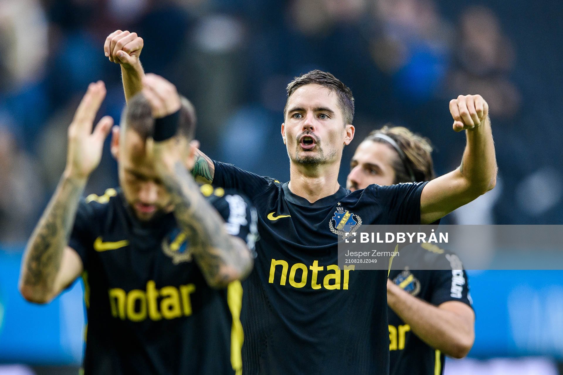s Mikael Lustig jublar
