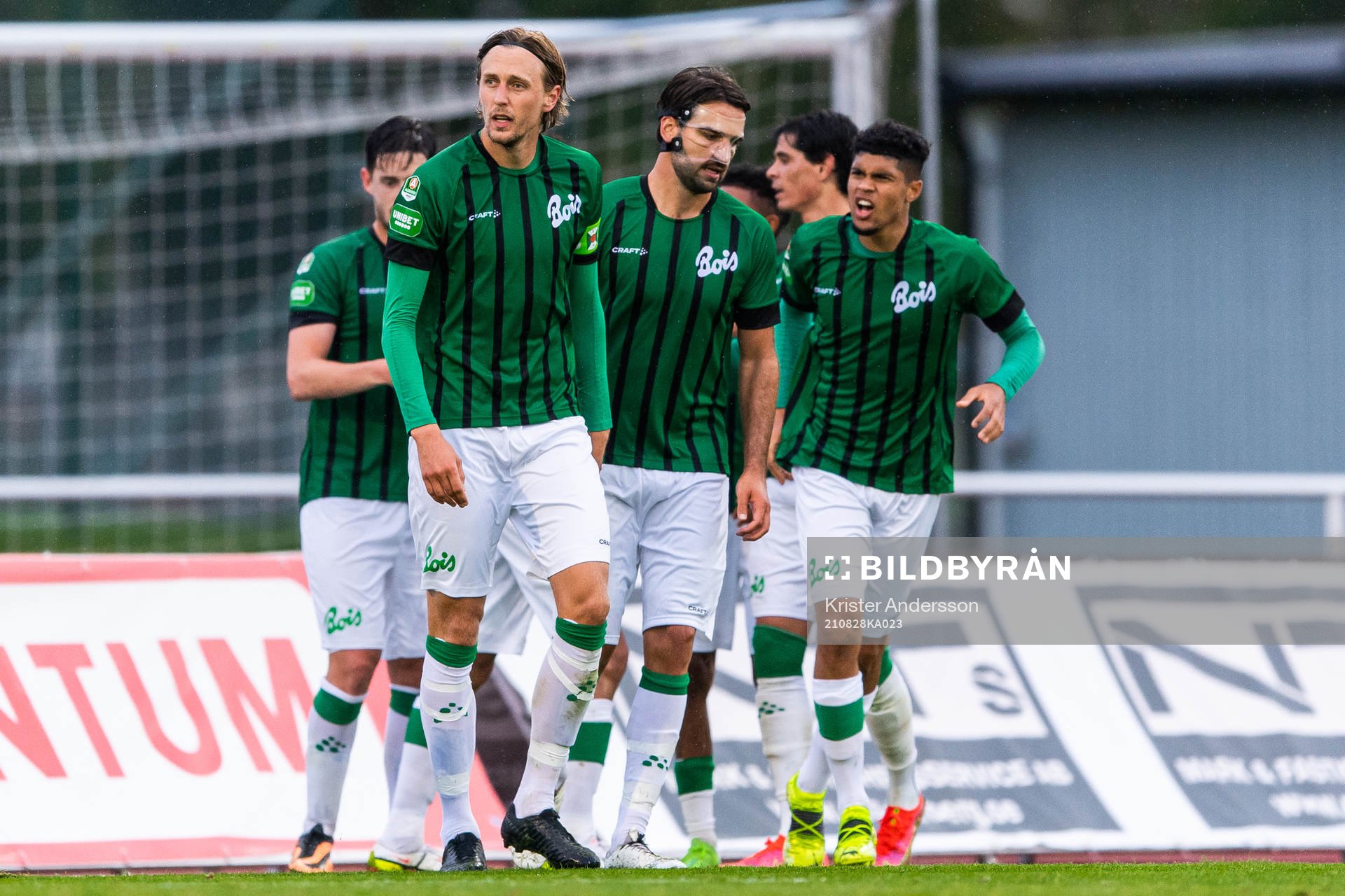 Varbergs Joakim Lindner jublar med lagkamrater