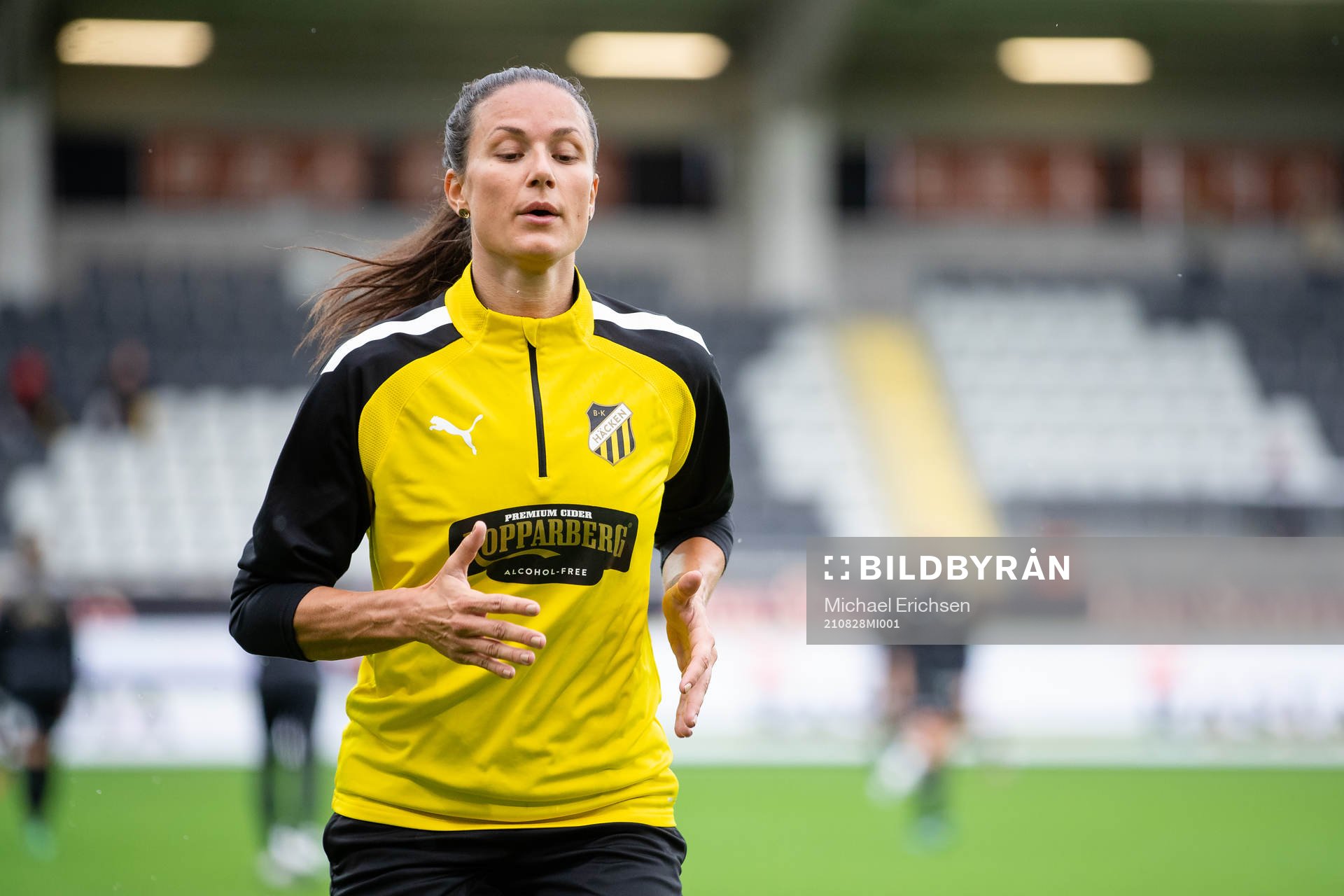 Häckens Beata Kollmats tränar innan fotbollsmatchen i