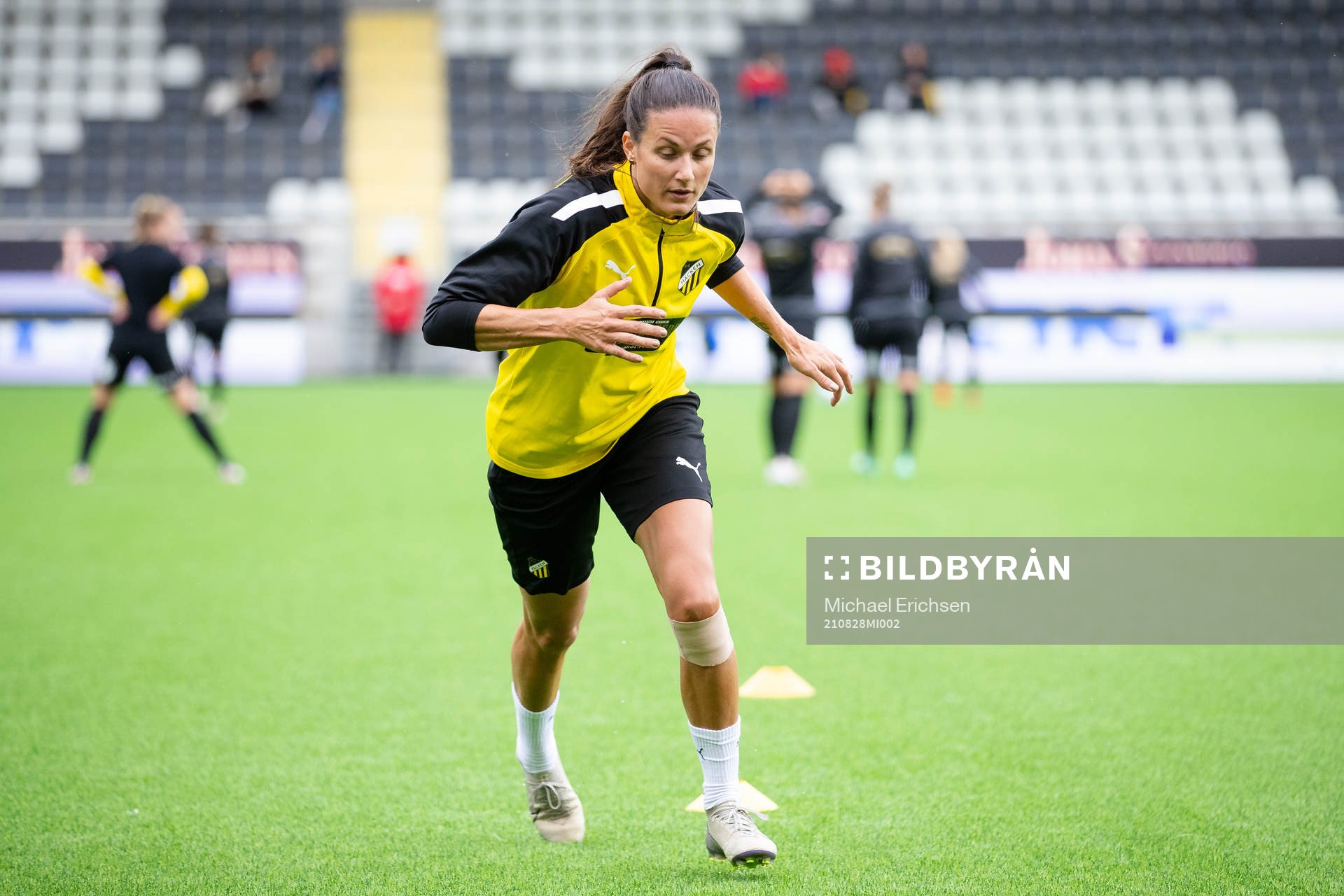 Häckens Beata Kollmats tränar innan fotbollsmatchen i