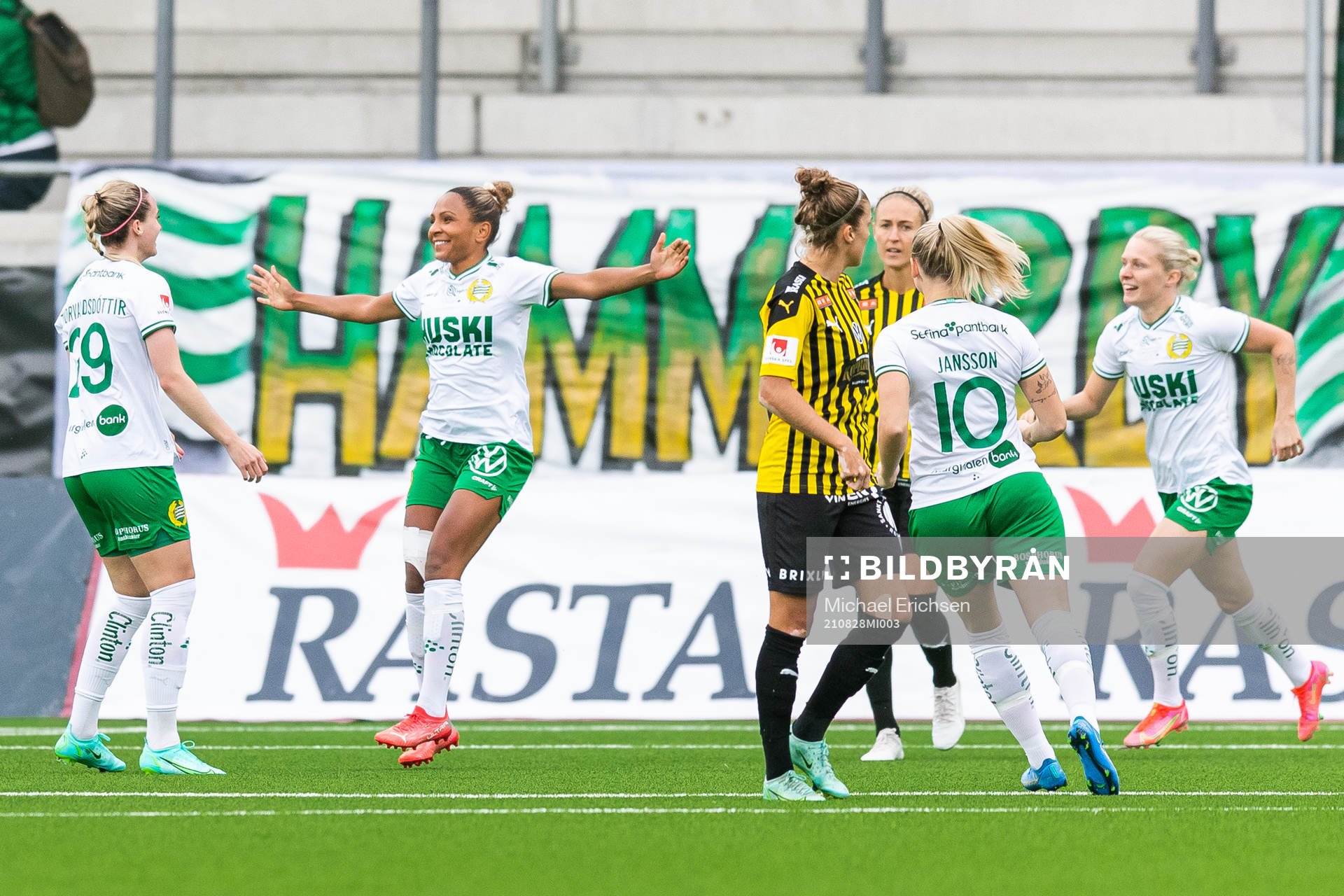 Hammarbys Madelen Janogy jublar med lagkamrater