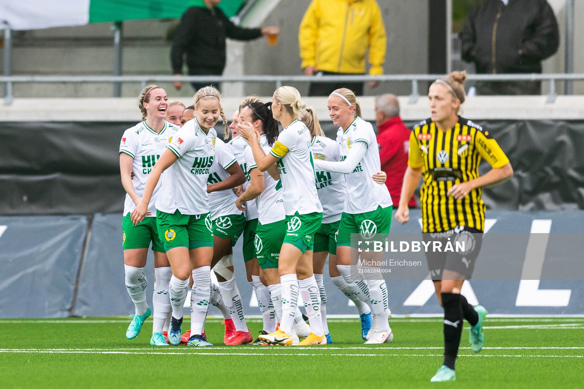 Hammarbys Madelen Janogy jublar med lagkamrater