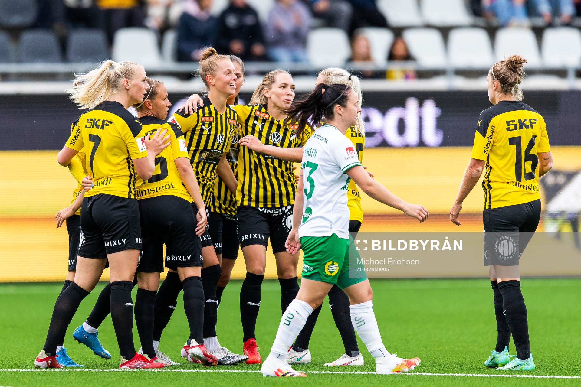 Häckens Dilja Yr Zomers jublar med lagkamrater