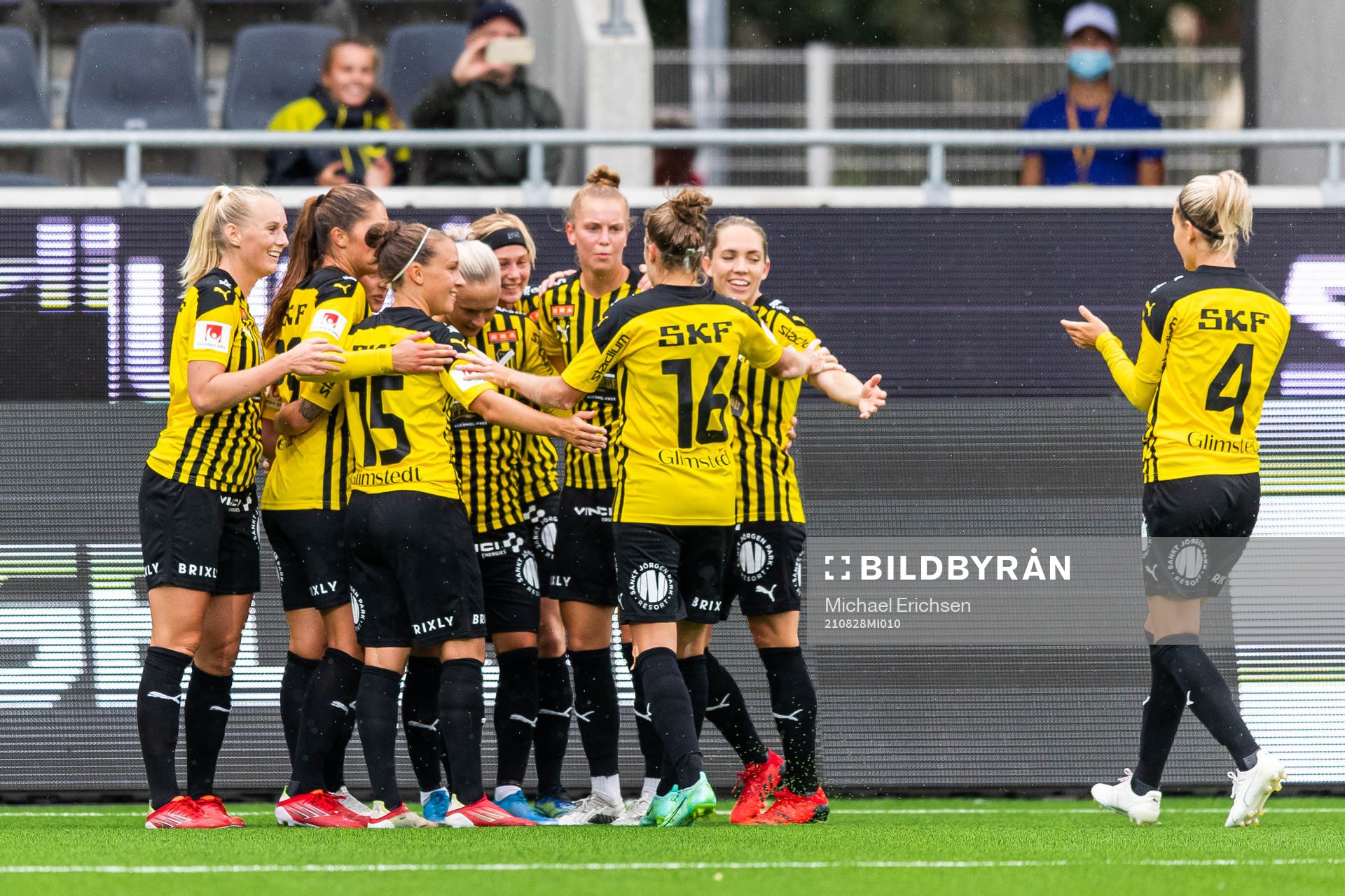 Häckens Filippa Curmark jublar med lagkamrater