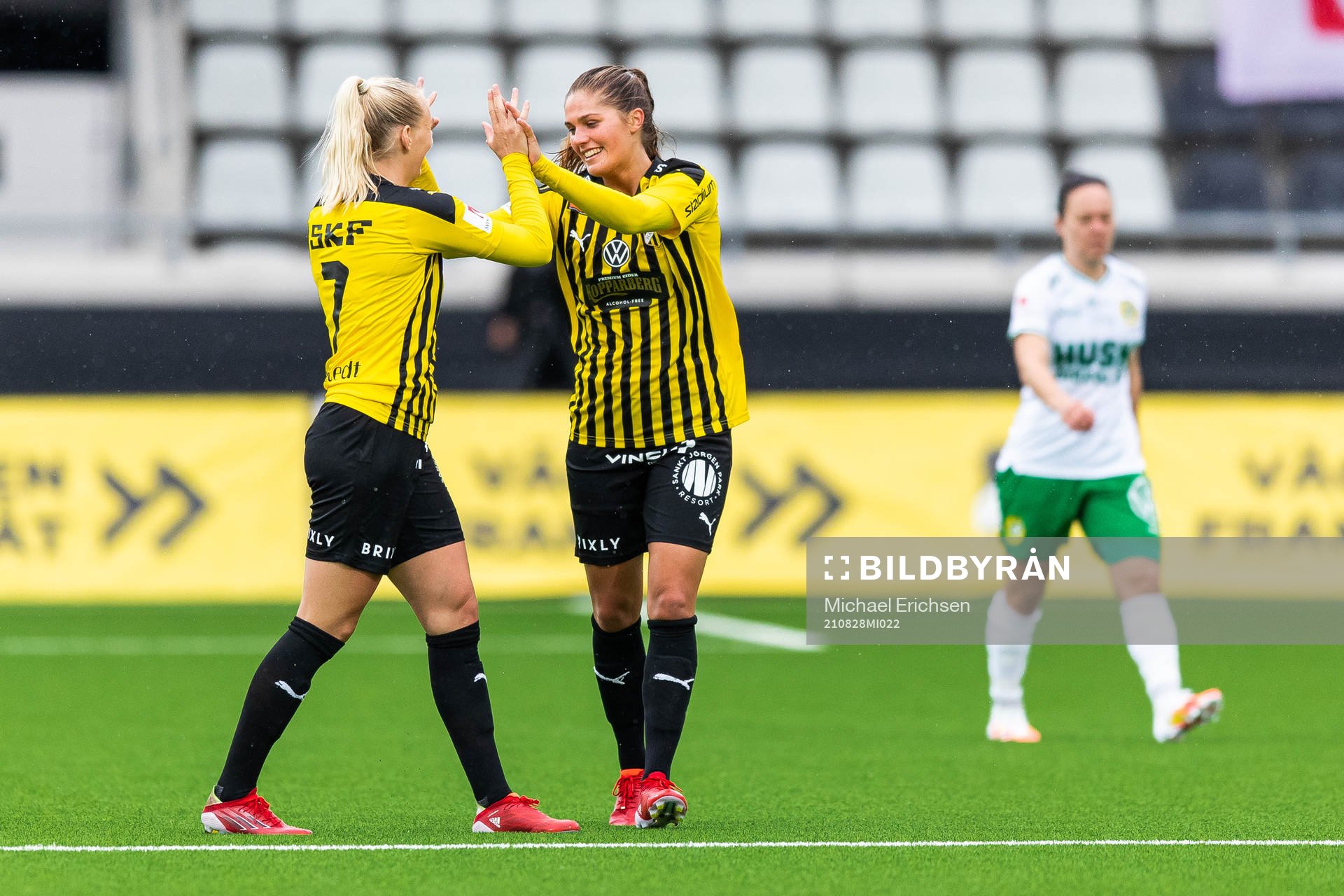 Häckens Stina Blackstenius jublar med målskytten till 4-1