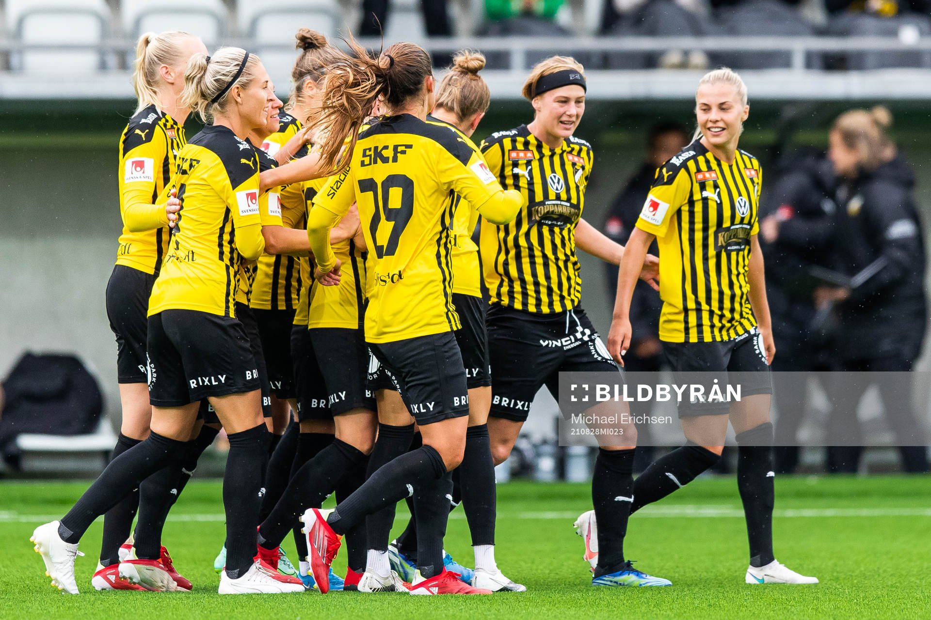 Häckens Filippa Curmark jublar med lagkamrater efter att hon gjort 5-1 under fotbollsmatchen i Damallsvenskan mellan Häcken och Hammarby den 28 augusti 2021 i Göteborg.