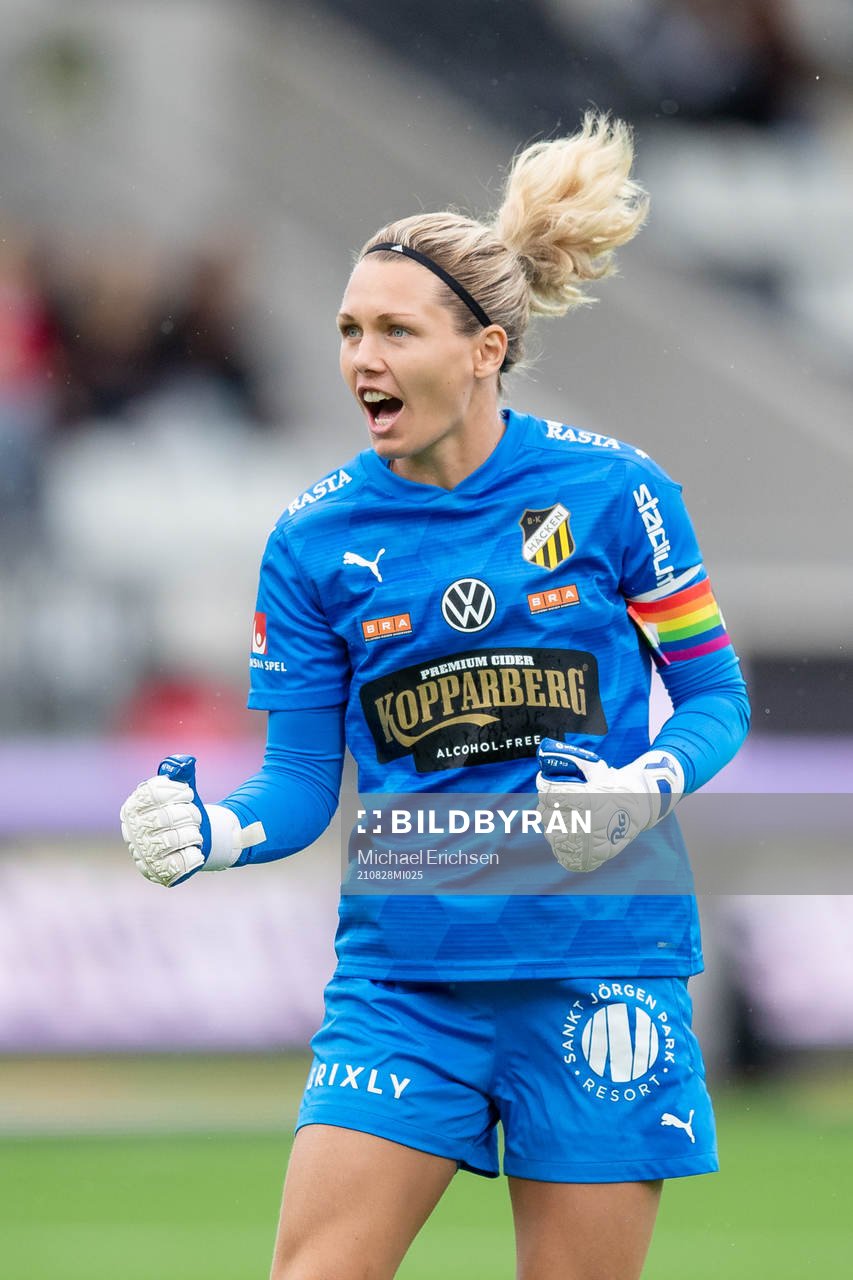 Häckens målvakt Jennifer Falk jublar