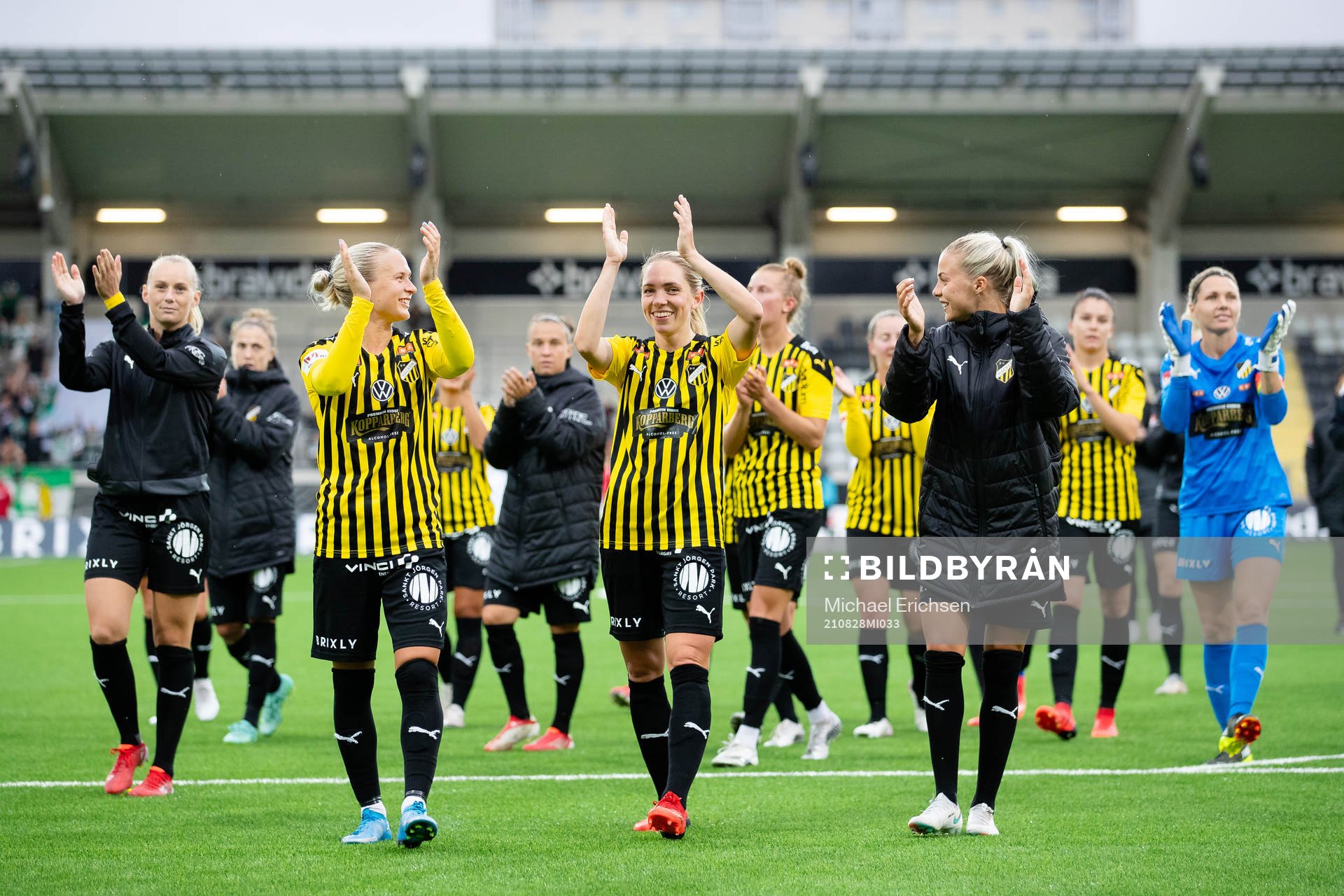 Häckens Filippa Curmark, Elin Rubensson och Lotta Ökvist jublar efter fotbollsmatchen i Damallsvenskan mellan Häcken och Hammarby den 28 augusti 2021 i Göteborg. 