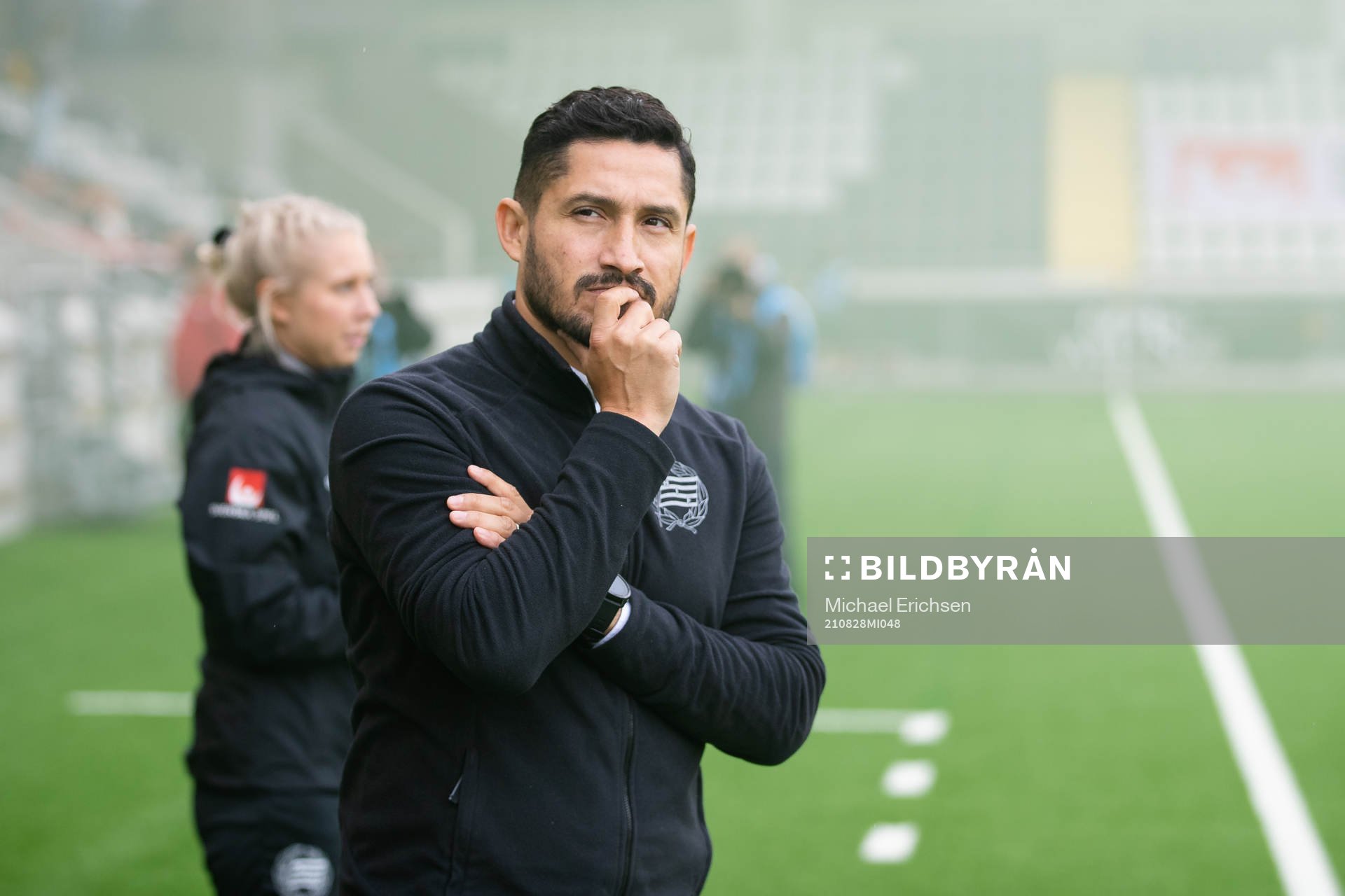 Hammarbys tränare Pablo Pinones-Arce innan fotbollsmatchen