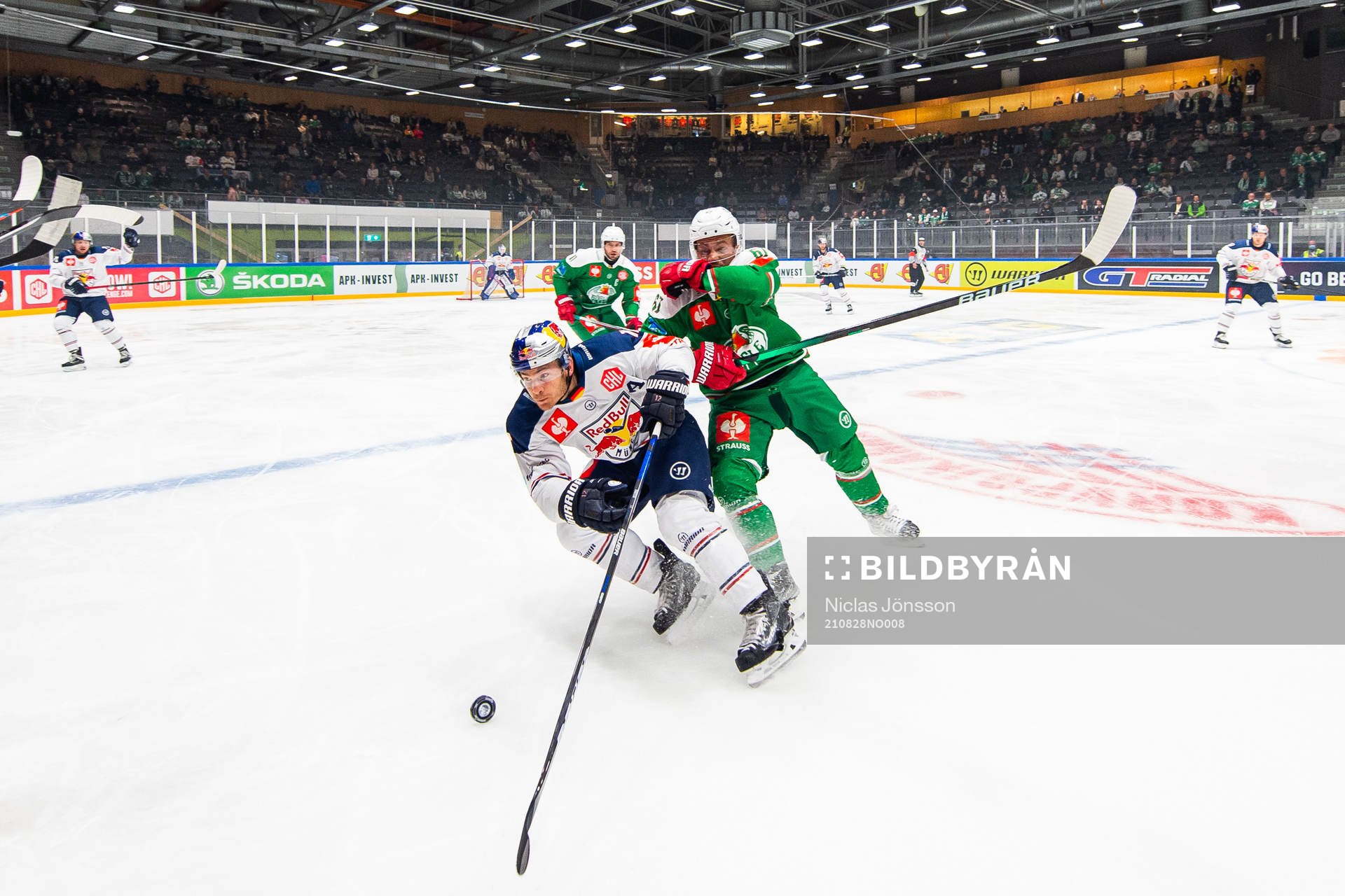 Leon Bristedt of Rögle and Ben Smith of Munich compete for