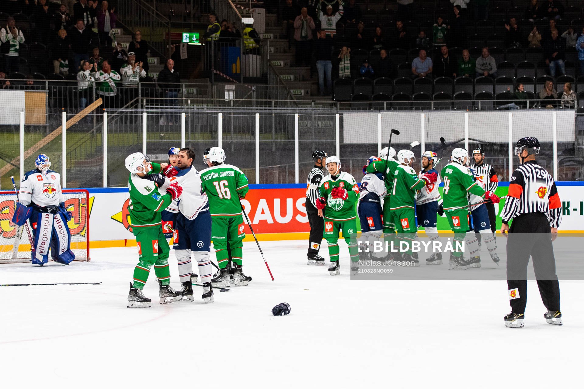 Players of Rögle and of Munich fight