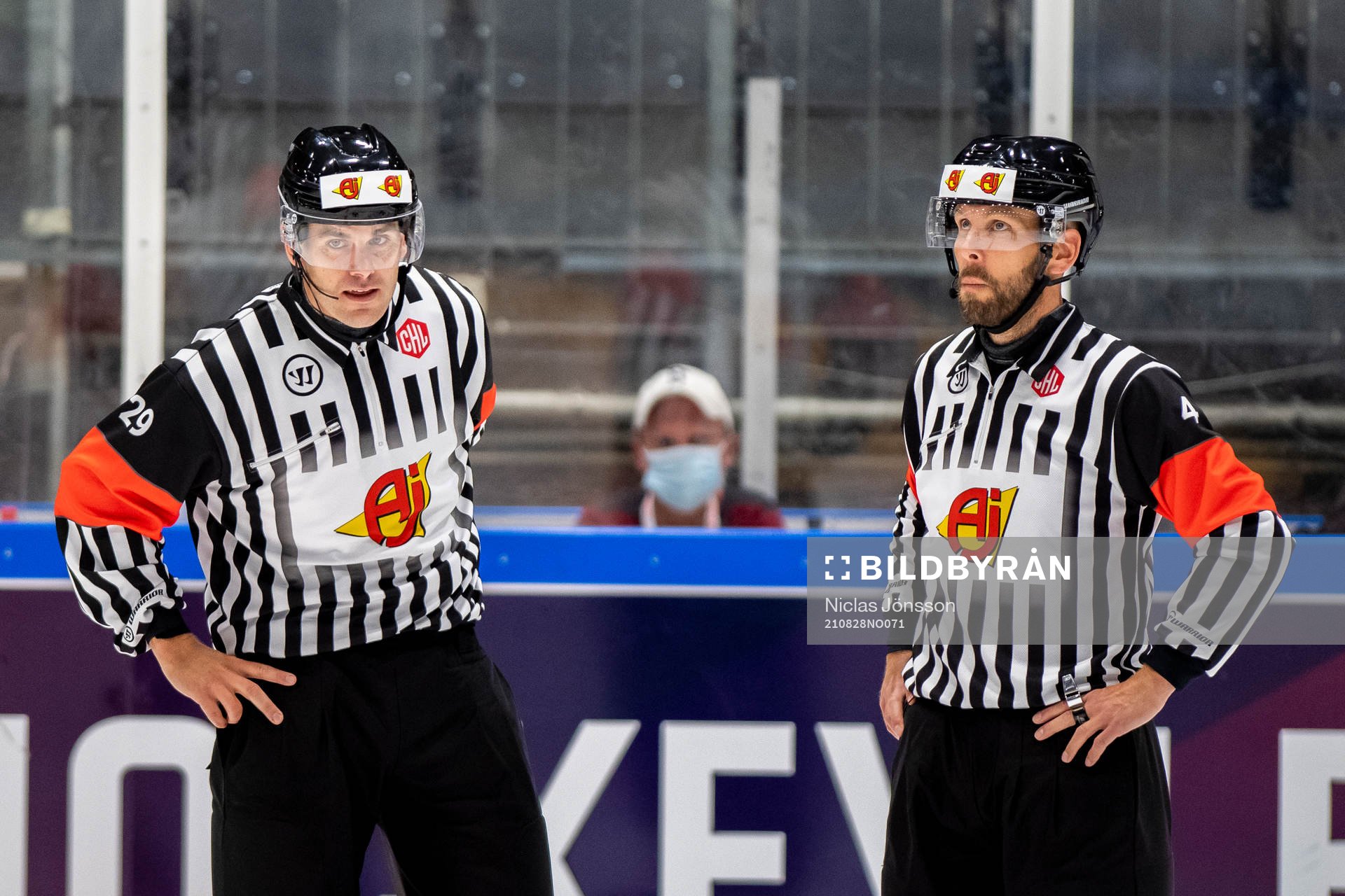 Referee Richard Magnusson and Referee Marcus Linde
