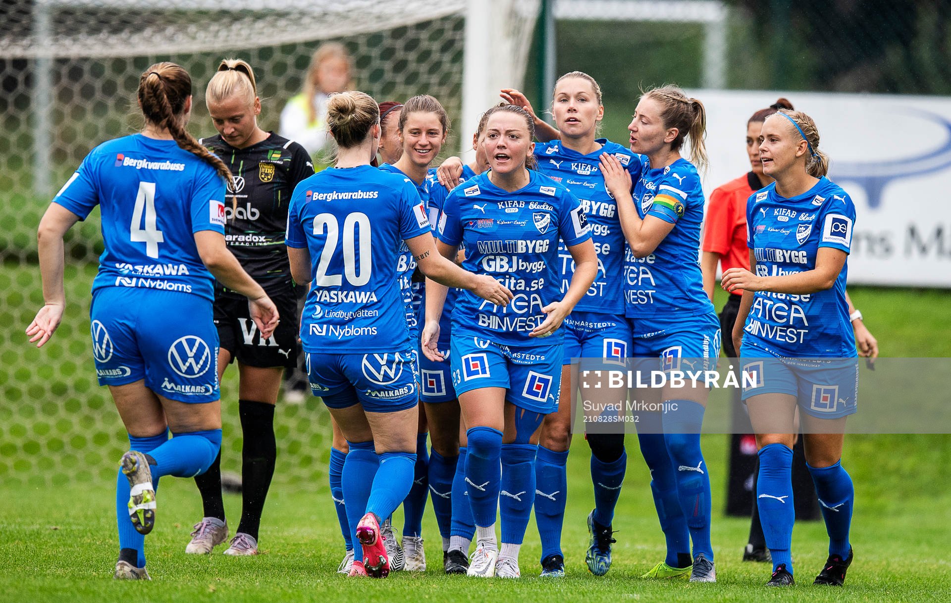 Kalmars Mimmi Asperot jublar med lagkamrater