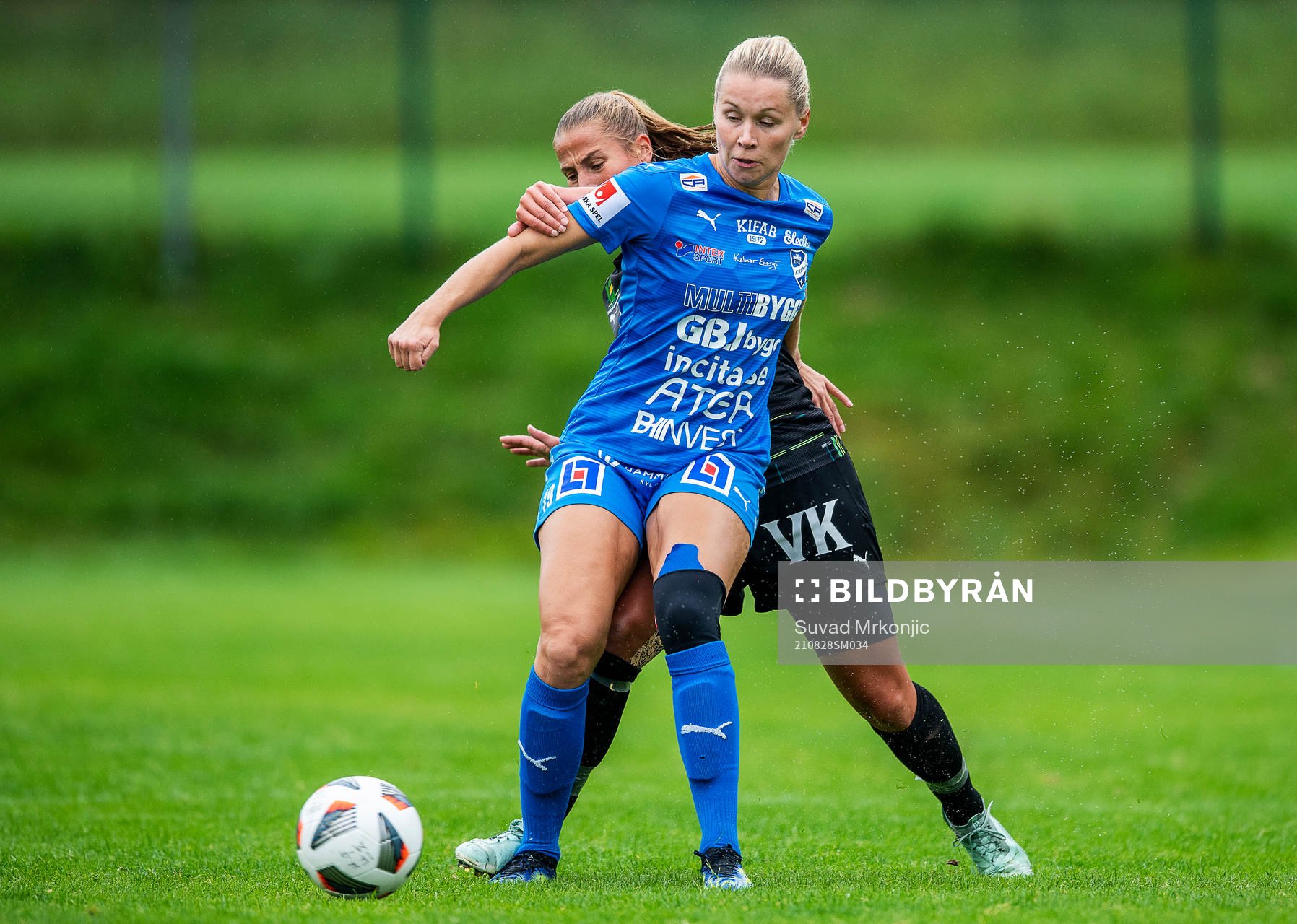 Kalmars Mimmi Asperot och Umeås Olivia Holm under fotbollsmatchen i Elitettan mellan Kalmar och Umeå den 28 augusti 2021 i Kalmar. 