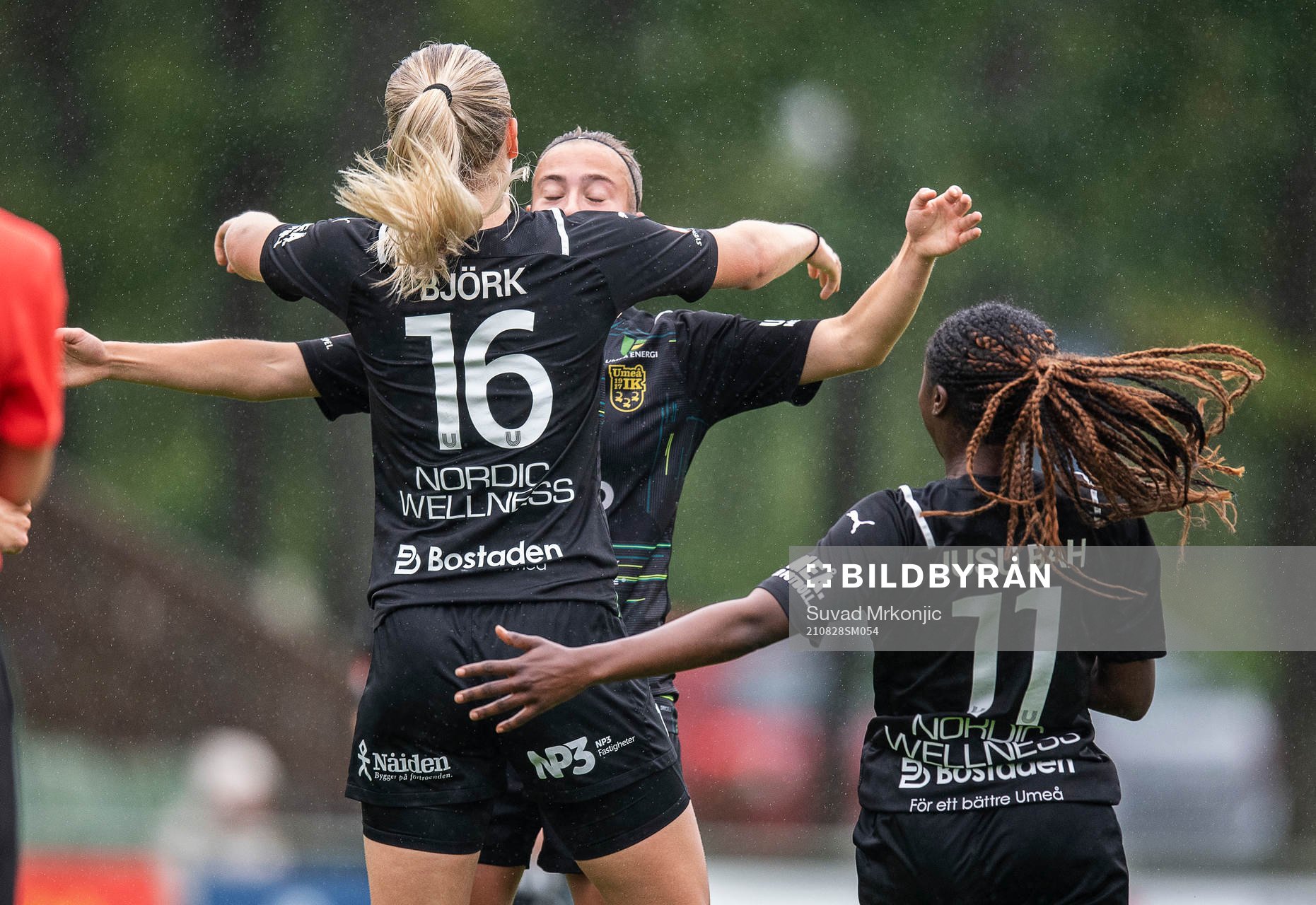 Umeås Lisa Björk jublar efter 1-2 med lagkamrater under fotbollsmatchen i Elitettan mellan Kalmar och Umeå den 28 augusti 2021 i Kalmar. 