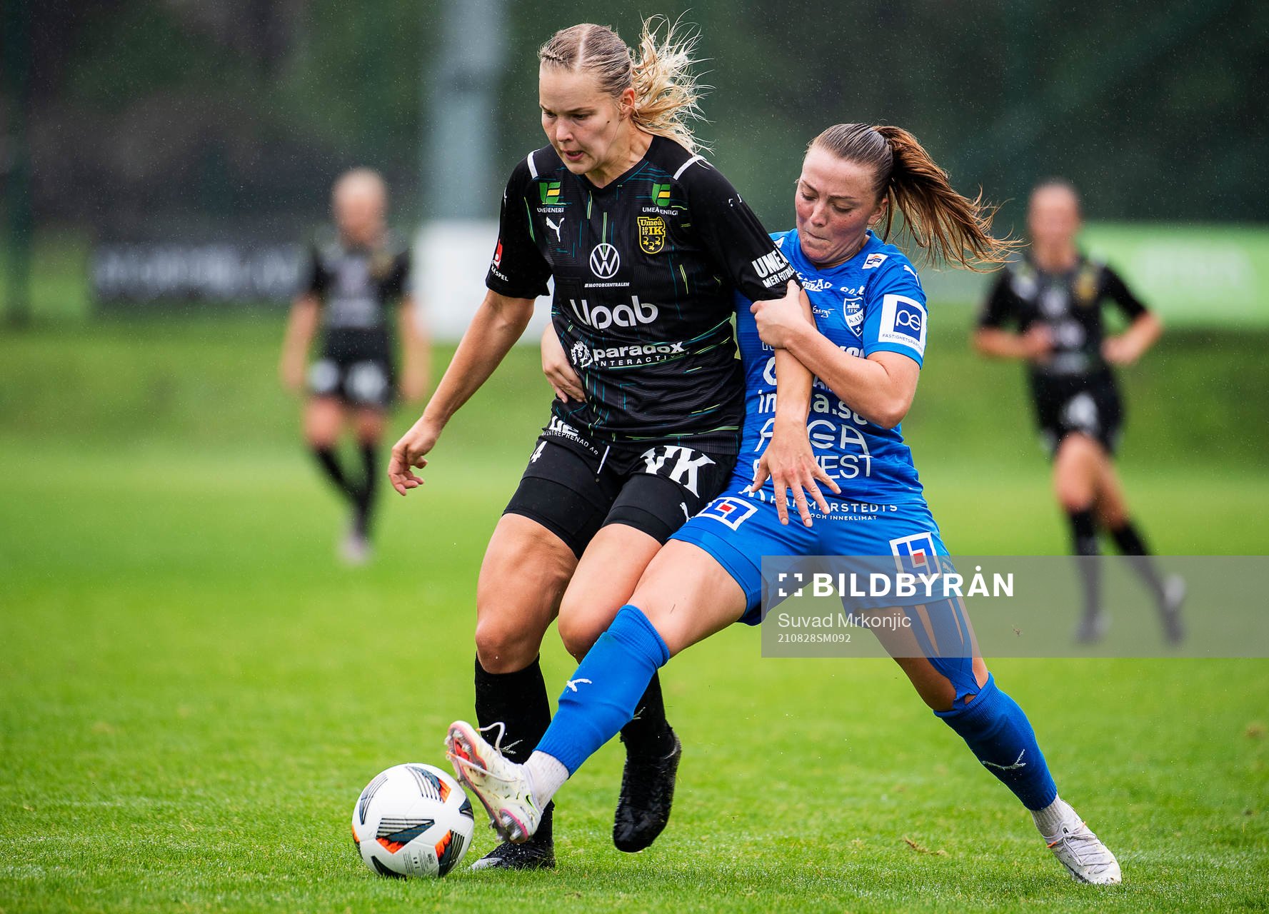 Kalmars Andrea Thorisson och Umeås Henna-Riikka Honkanen under fotbollsmatchen i Elitettan mellan Kalmar och Umeå den 28 augusti 2021 i Kalmar. 