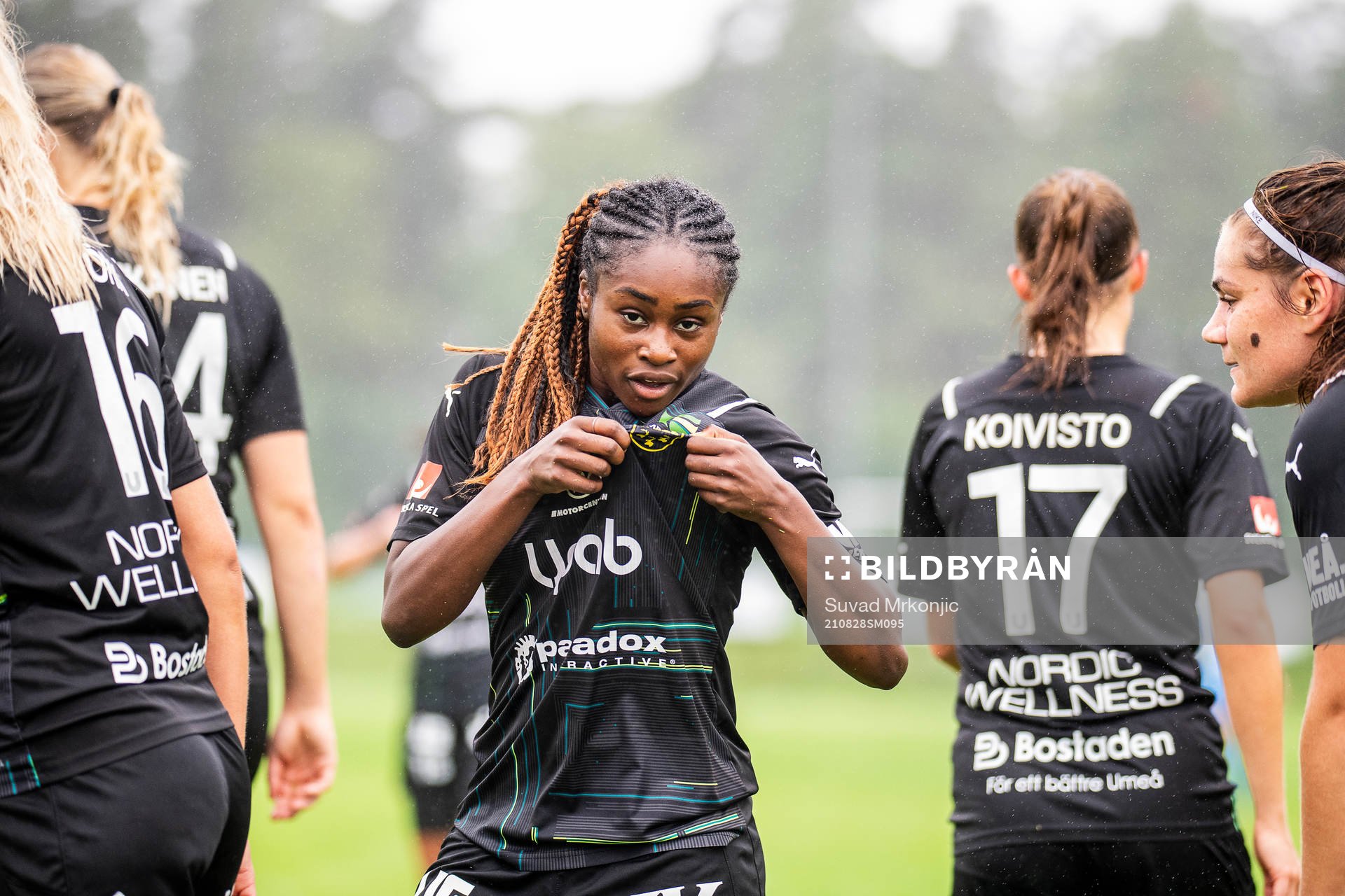 Umeås Monic Jusu Bah jublar och kysser klubbmärket efter 1-4 under fotbollsmatchen i Elitettan mellan Kalmar och Umeå den 28 augusti 2021 i Kalmar.