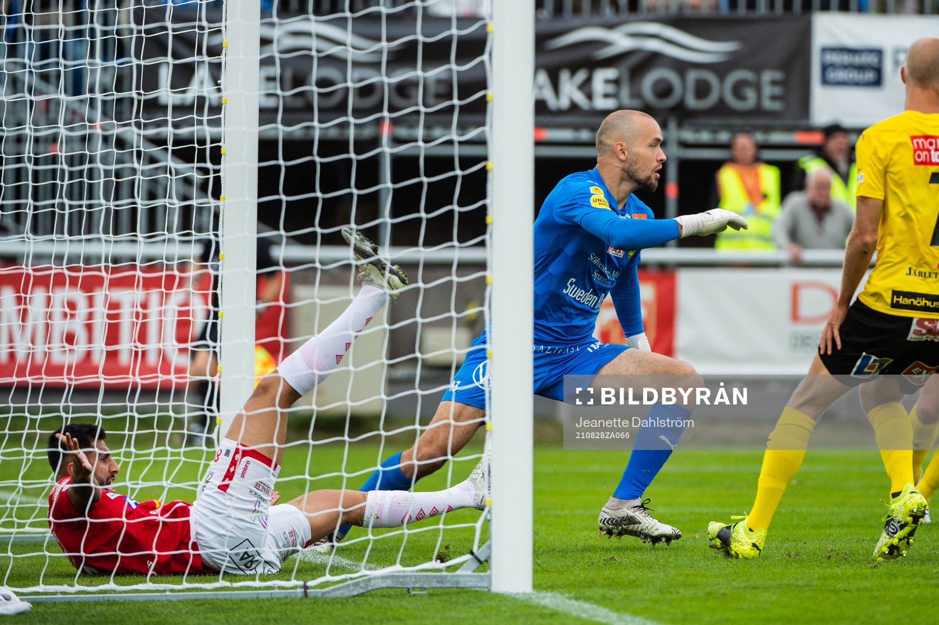 Degerfors Ferhad Ayaz och Mjällbys målvakt Carl-Johan
