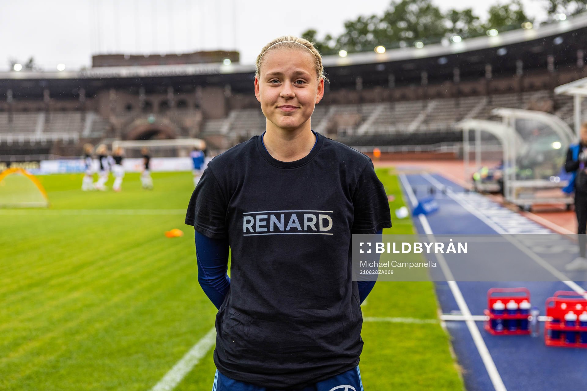 Djurgårdens Ellen Andersson poserar med en specialdesignad