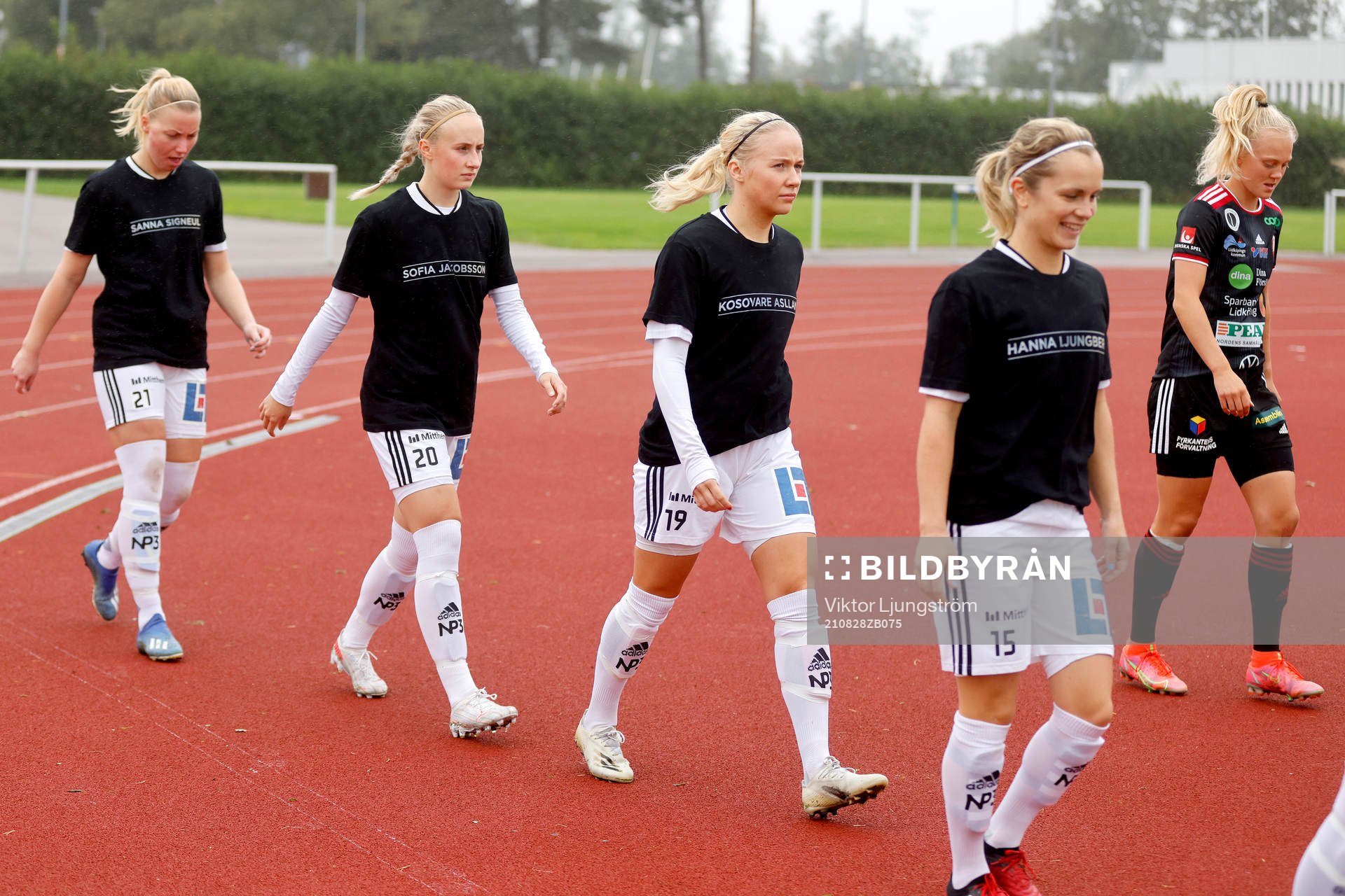 Sundsvalls Amanda Hagelberg, Ida Åkerlund, Julia Melin Bhy och Emelie Dahlin inför fotbollsmatchen i Elitettan mellan Lidköping och Sundsvall den 28 augusti 2021 i Lidköping. 