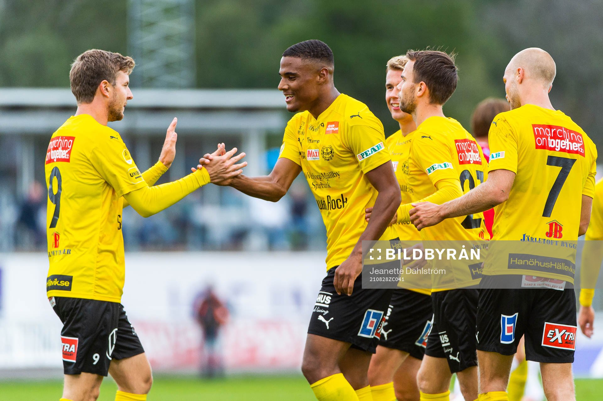 Mjällbys Joel Nilsson jublar med målskytten till 0-2 Amin