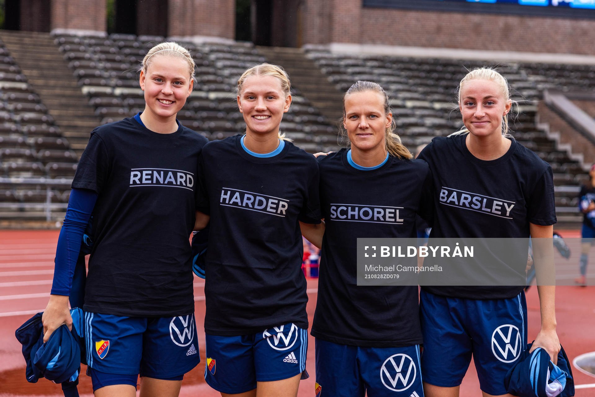 Djurgårdens Ellen Andersson, Sara Olai, Sheila Van Den Bulk, Hanna Stokki poserar med specialdesignade t-shirts inför fotbollsmatchen i Damallsvenskan mellan Djurgården och Växjö den 28 augusti 2021 i Stockholm.