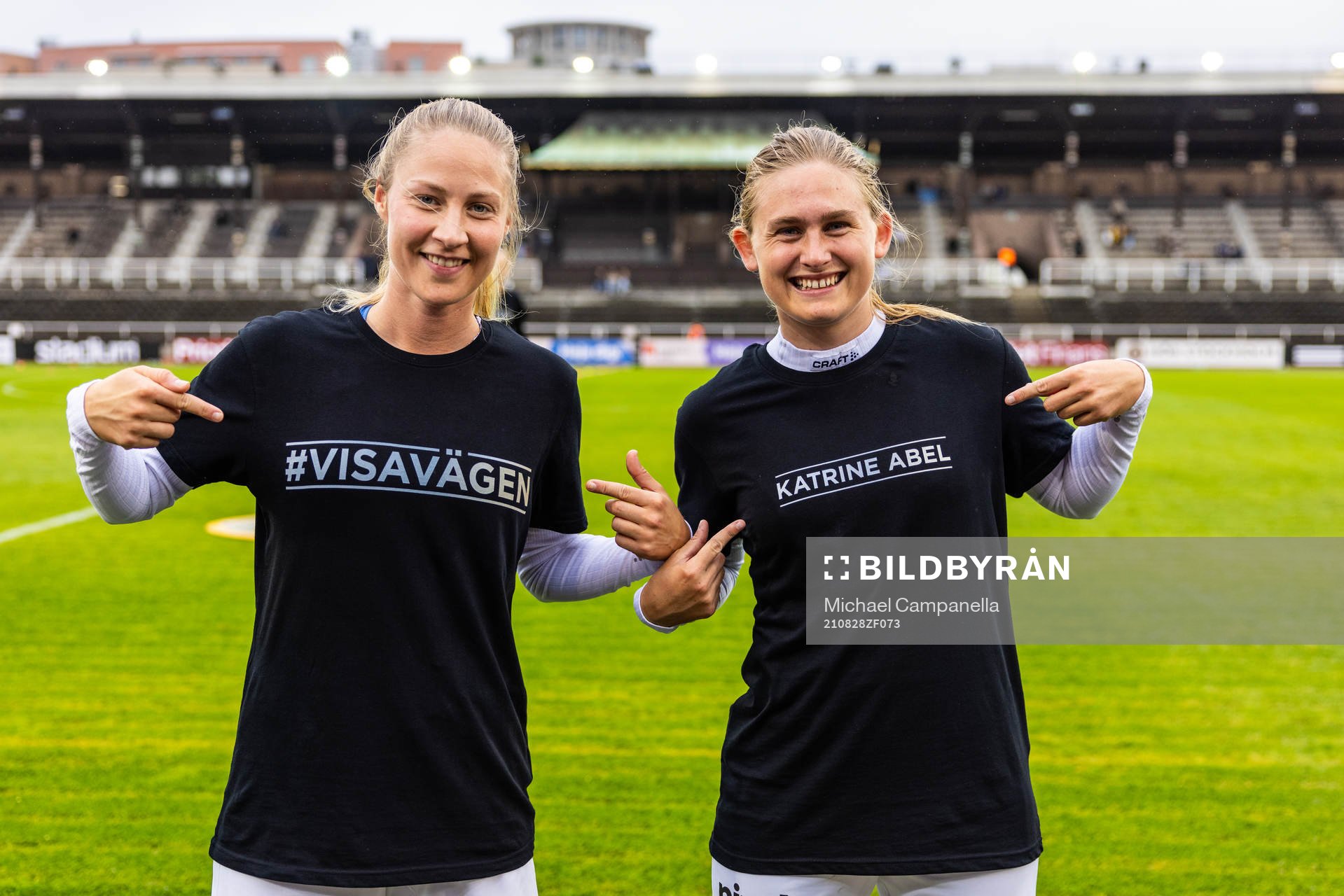 Två Växjöspelare poserar med specialdesignade t-shirts