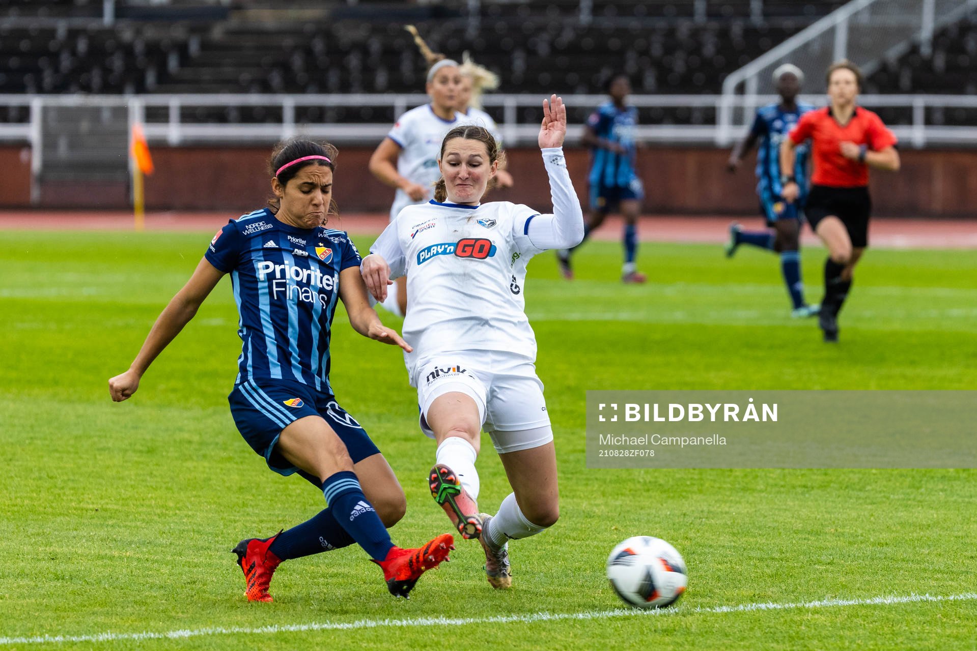 Djurgårdens Daniela Zamora och Växjös Winonah Heatley
