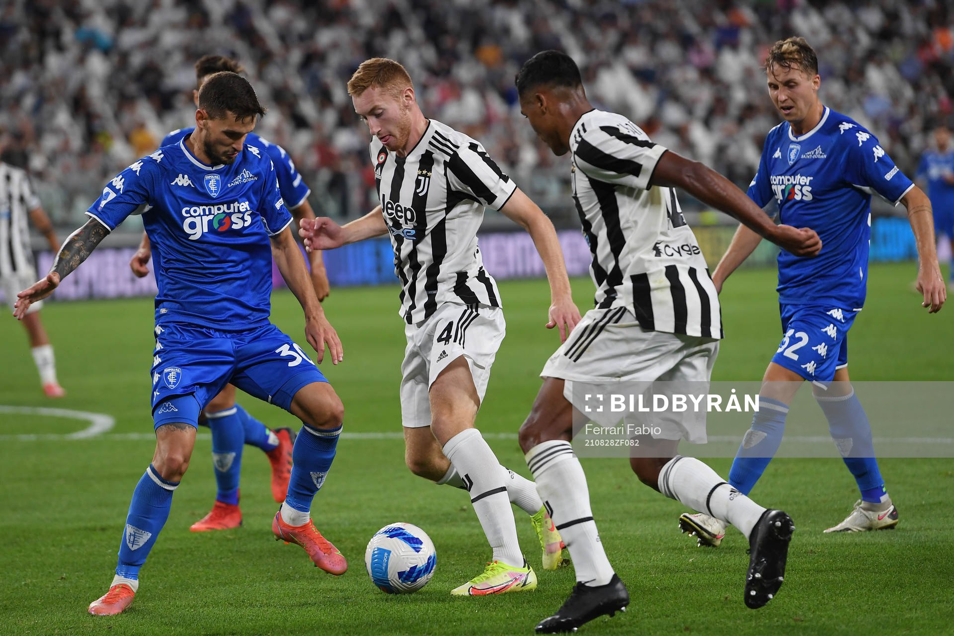 Petar Stojanović of Empoli and Dejan Kulusevski of Juventus