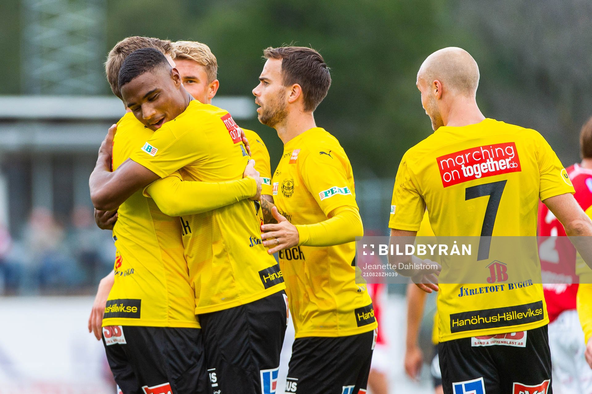 Mjällbys Amin Sarr jublar med lagkamrater