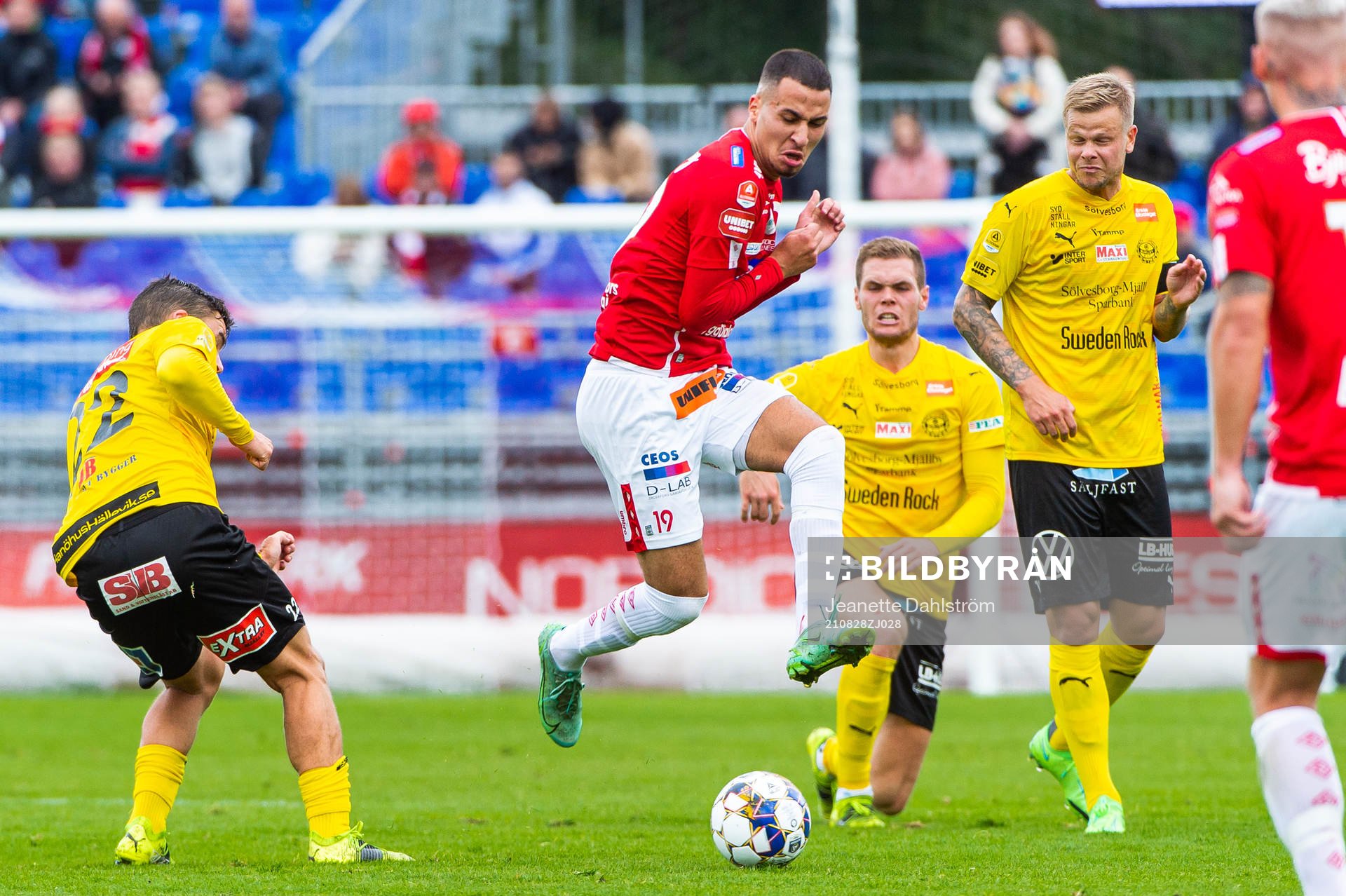 Degerfors Abdelrahman Saidi och Mjällbys Jesper Gustavsson