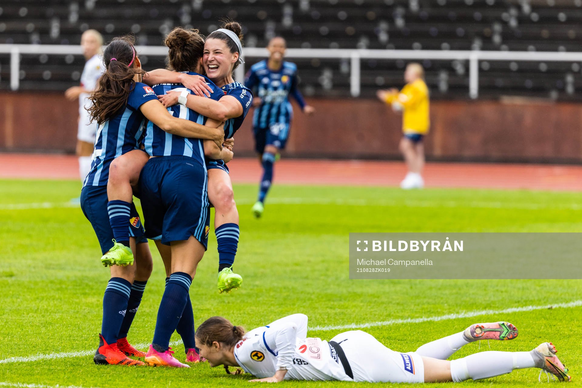 Djurgårdens Julia Walentowicz, Hayley Dowd, och Daniela Zamora jublar efter 1-0 målet under fotbollsmatchen i Damallsvenskan mellan Djurgården och Växjö den 28 augusti 2021 i Stockholm.