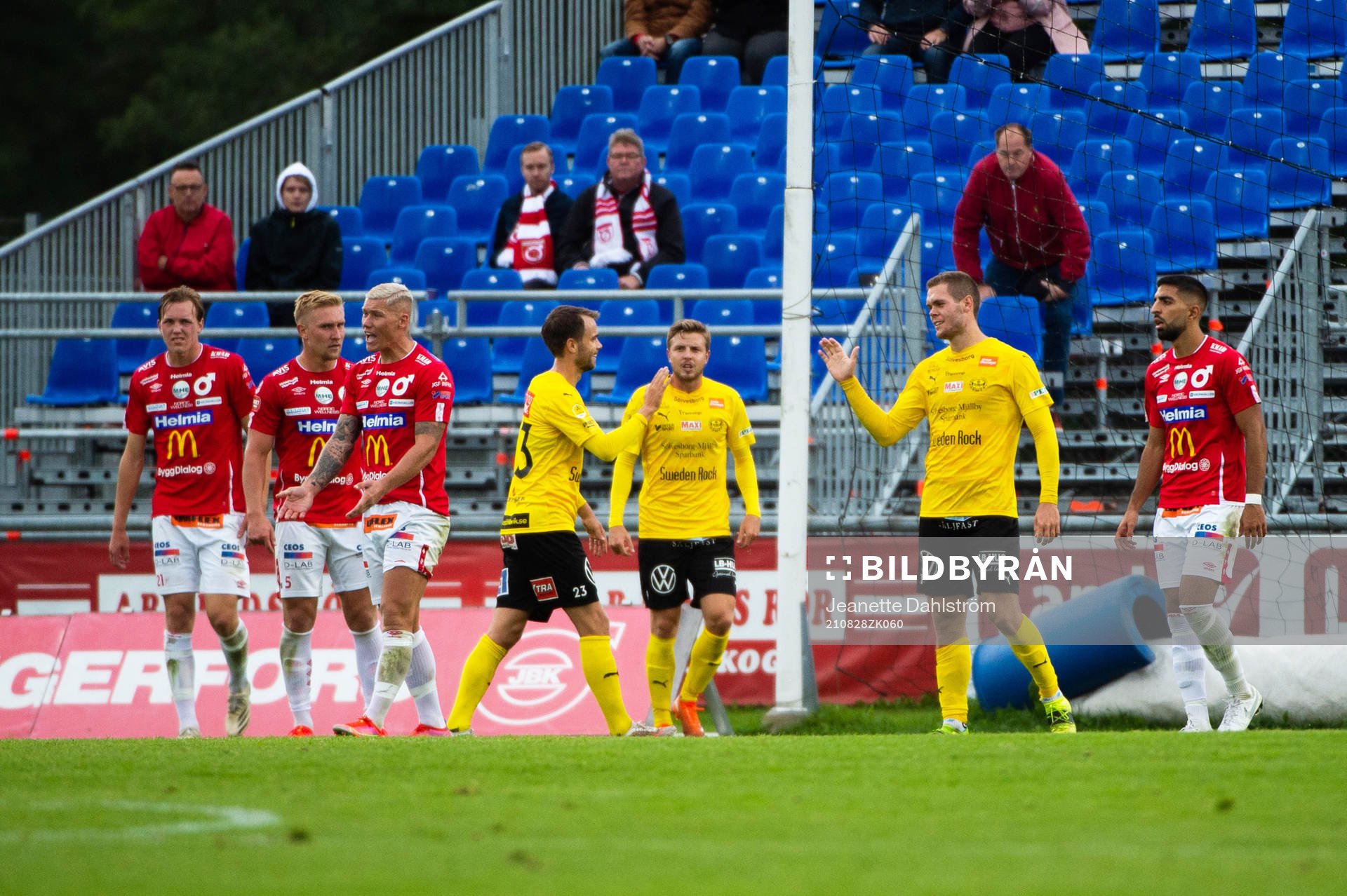 Degerfors spelare deppar och Mjällbys spelare jublar