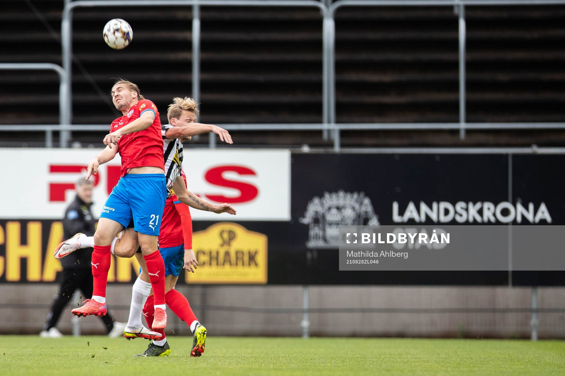 Helsingborgs Charlie Weberg och Landskronas Robin Hofsö