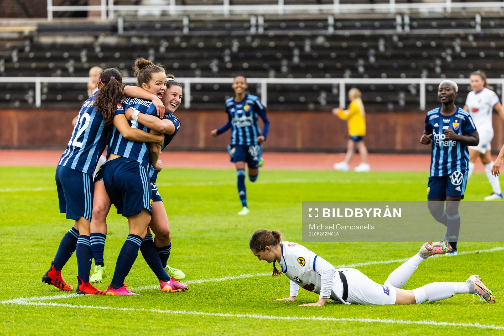 Djurgårdens Julia Walentowicz, Hayley Dowd, och Daniela