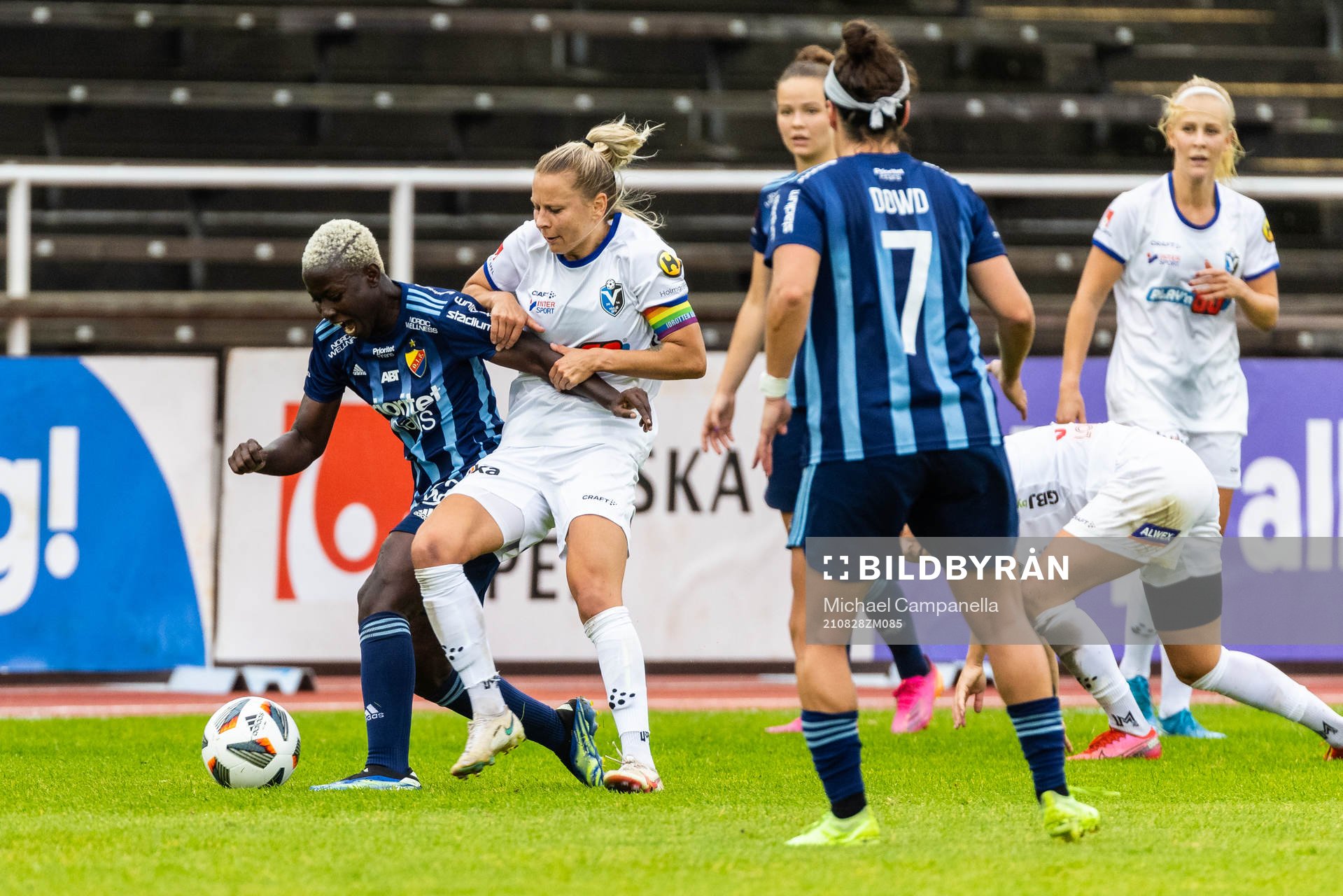 Djurgårdens Elizabeth Addo och Växjös Emmi Alanen under fotbollsmatchen i Damallsvenskan mellan Djurgården och Växjö den 28 augusti 2021 i Stockholm.