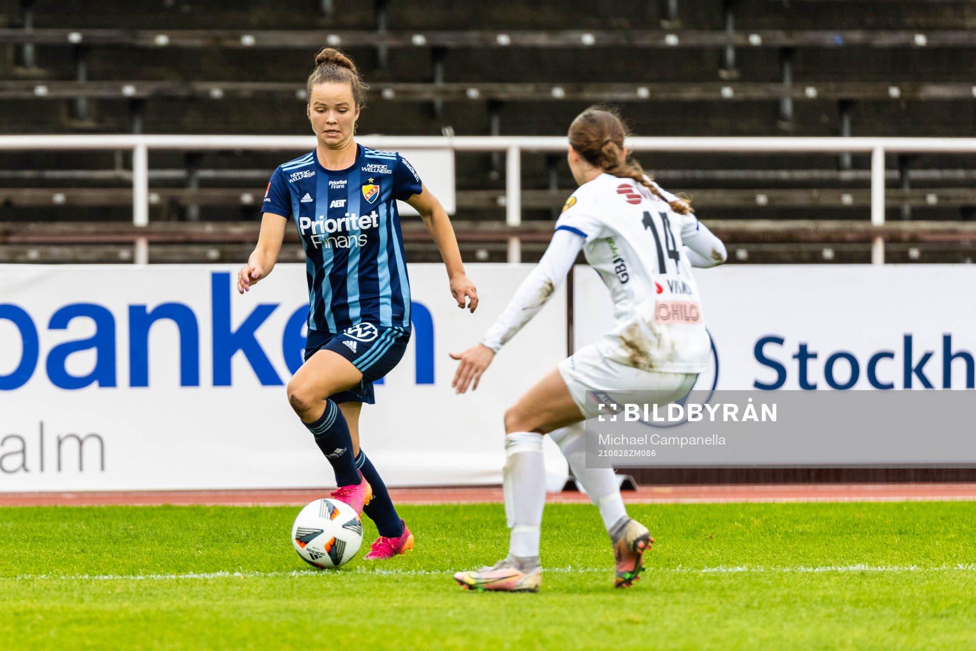 Djurgårdens Julia Walentowicz och Växjös Winonah Heatley under fotbollsmatchen i Damallsvenskan mellan Djurgården och Växjö den 28 augusti 2021 i Stockholm.