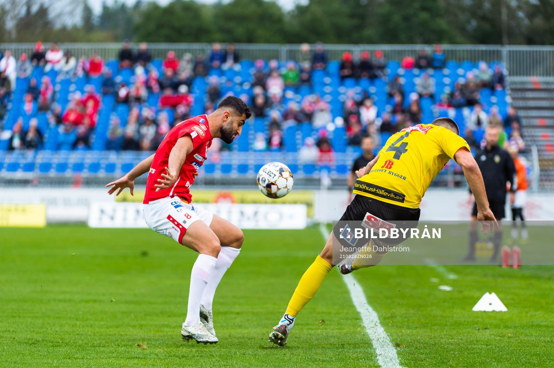 Degerfors Ferhad Ayaz och Mjällbys Max Watson