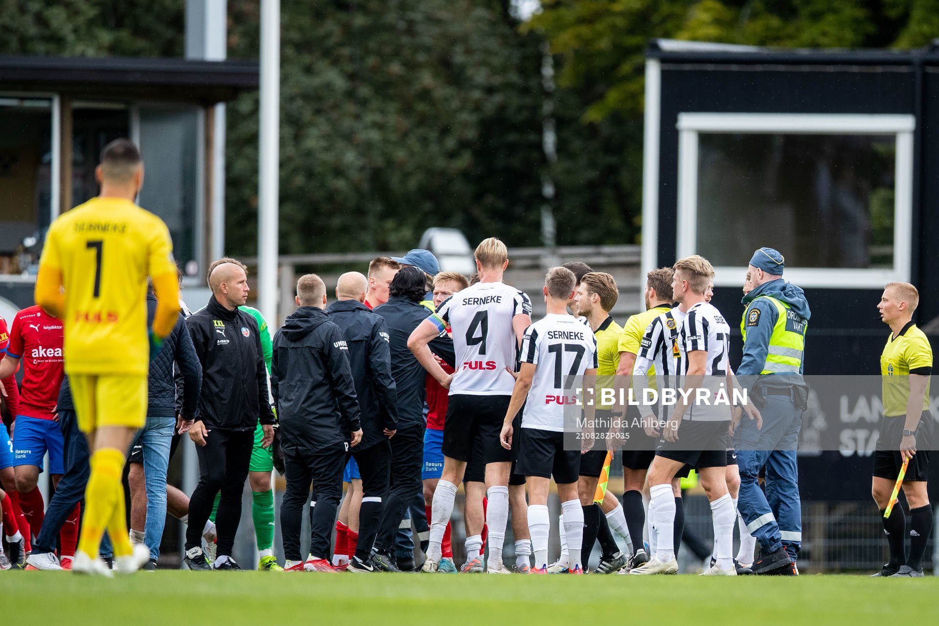 Helsingborgs och Landskronas spelare i diskussion med