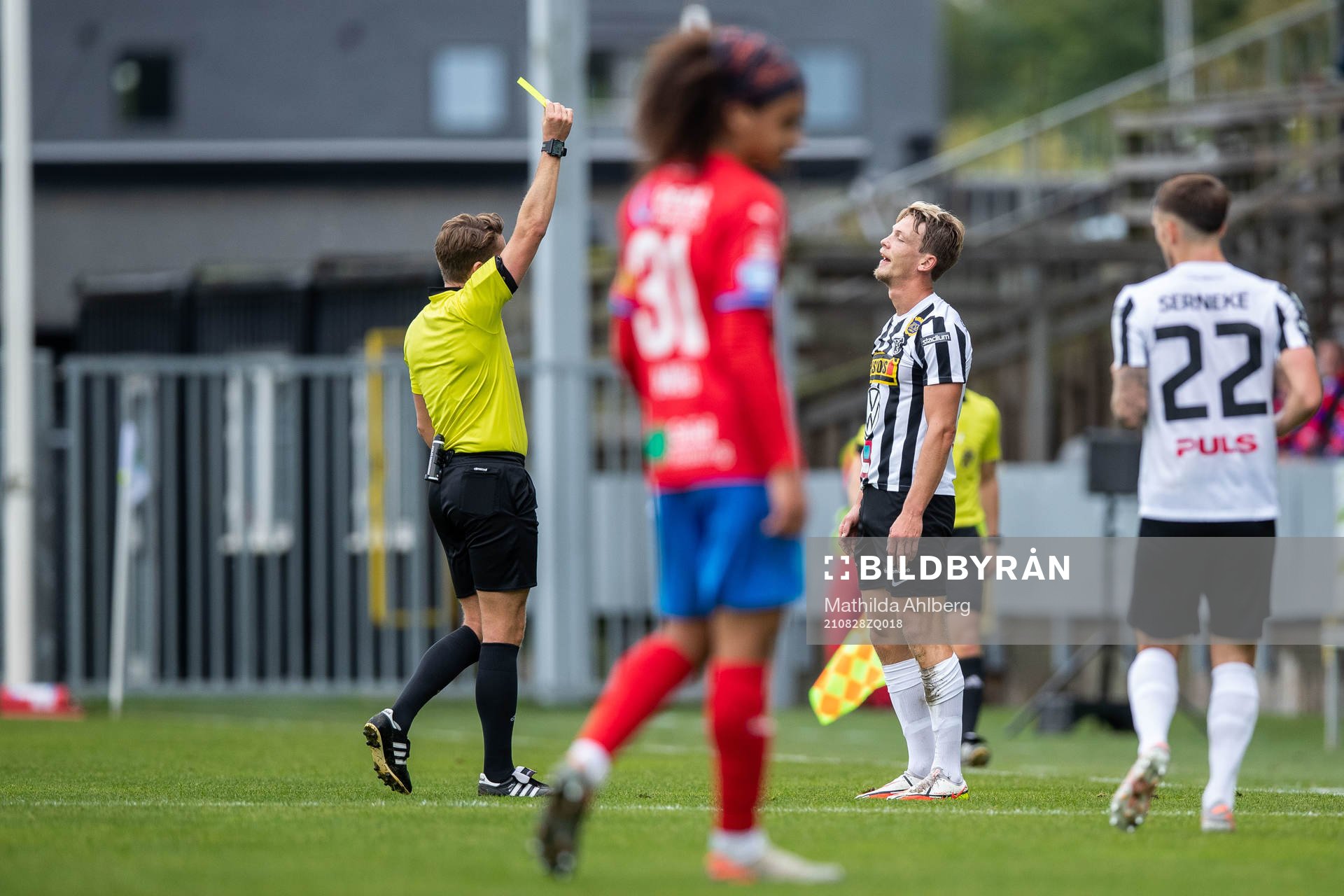 Domare Joakim Östling varnar Landskronas Robin Hofsö